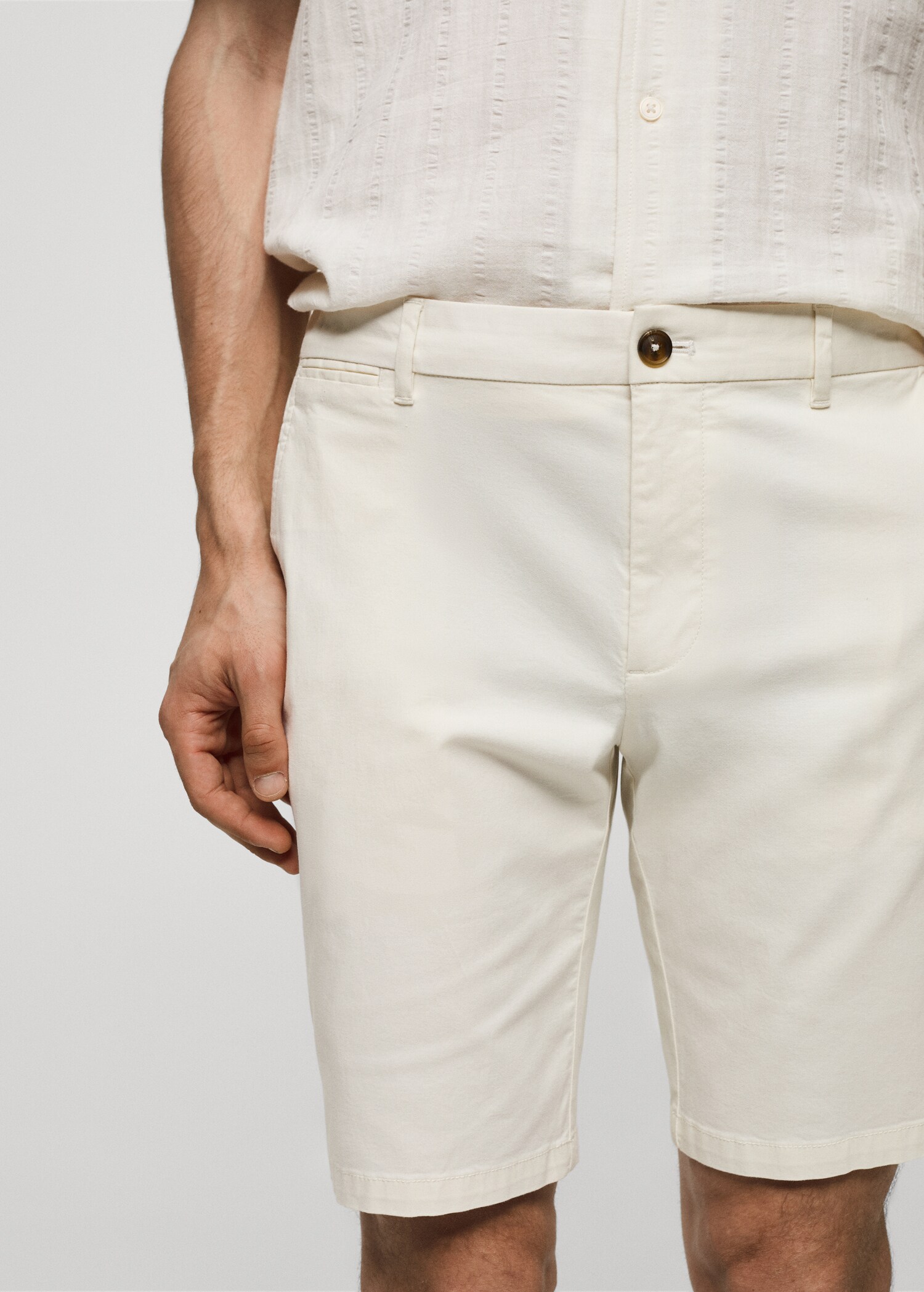 Slim-Fit-Bermudashorts im Chino-Stil aus Baumwolle - Detail des Artikels 1