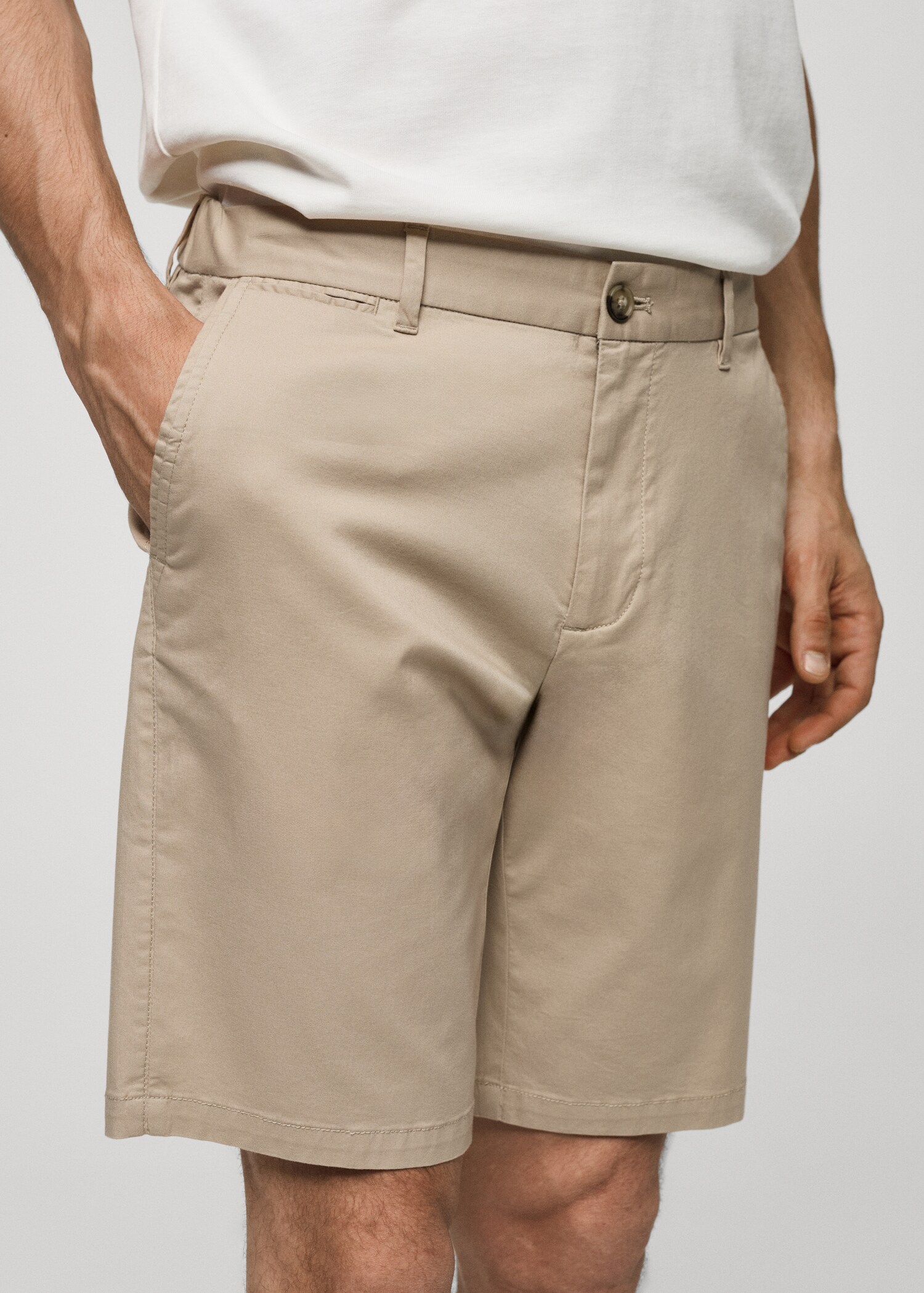 Slim-Fit-Bermudashorts im Chino-Stil aus Baumwolle - Detail des Artikels 1