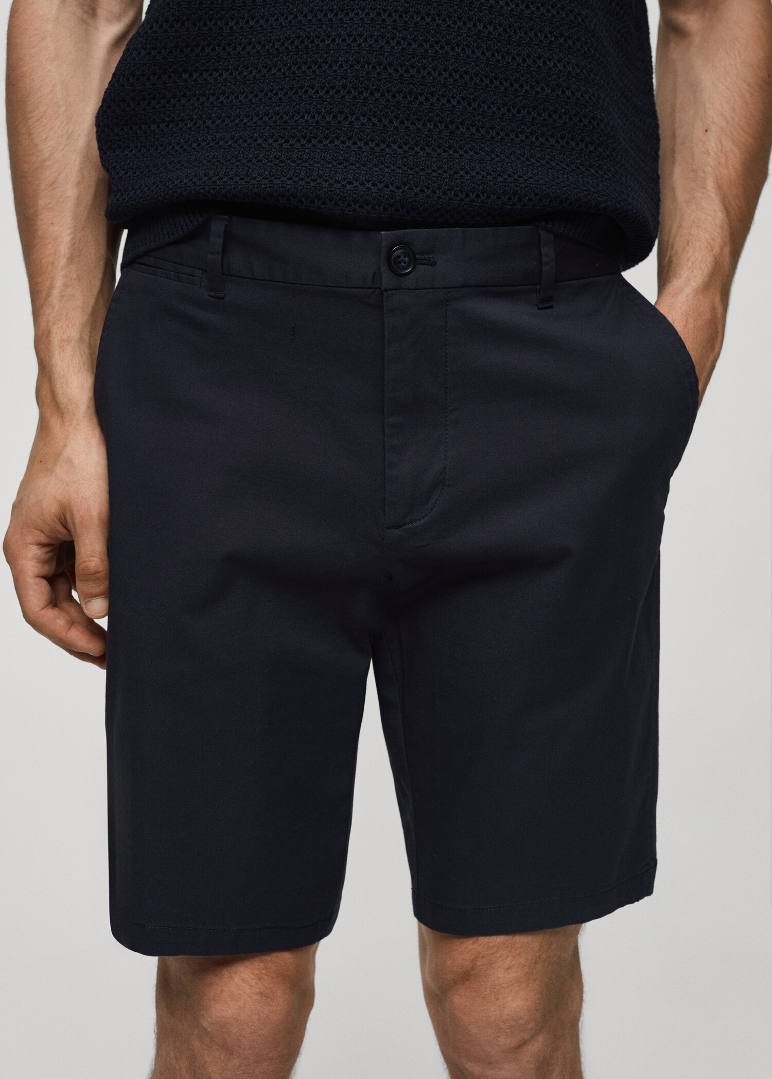 Slim-Fit-Bermudashorts im Chino-Stil aus Baumwolle - Detail des Artikels 1