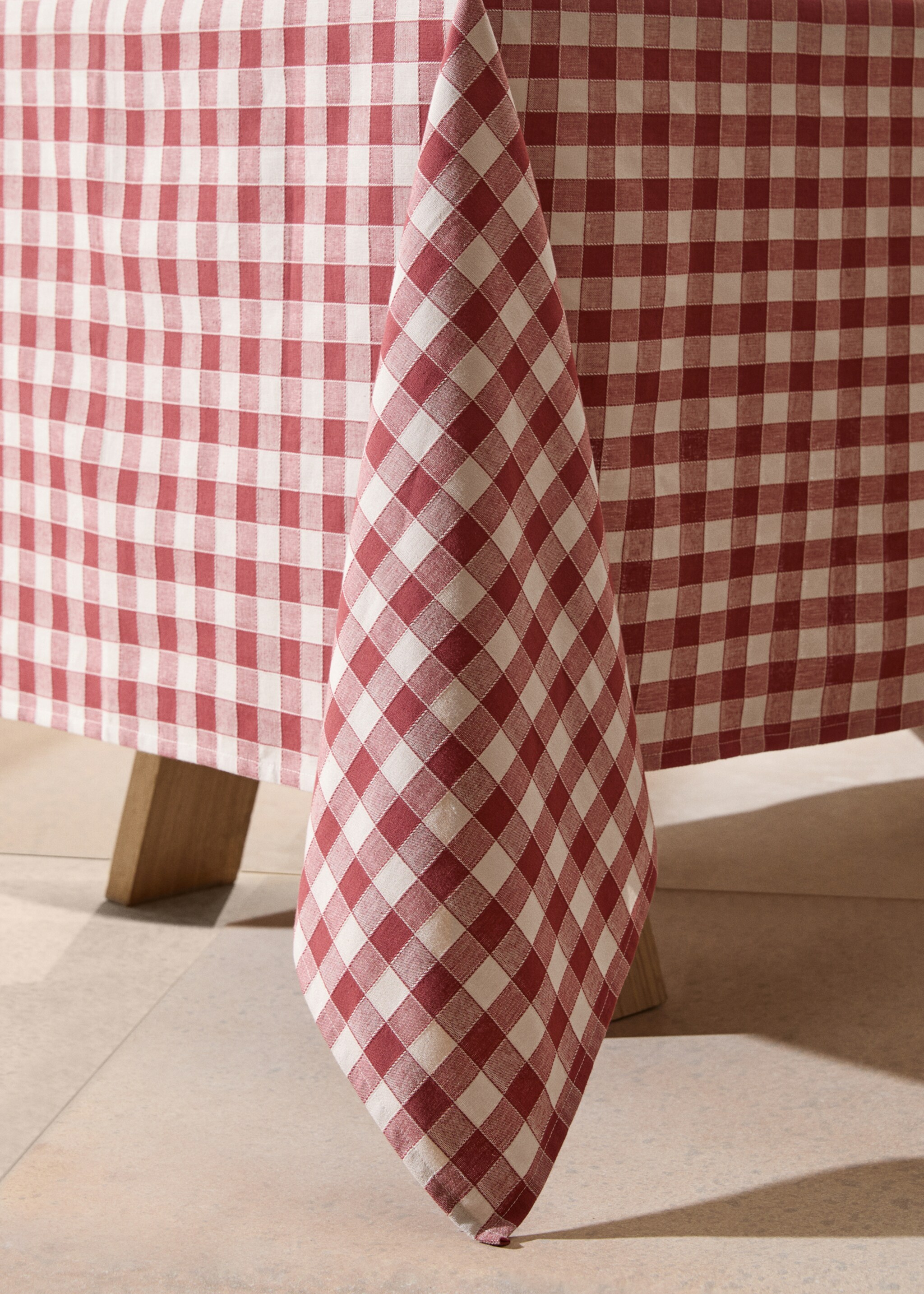Check cotton tablecloth for 6 to 8 diners - Details of the article 8, Burgundy. Ref: 77040579-00.