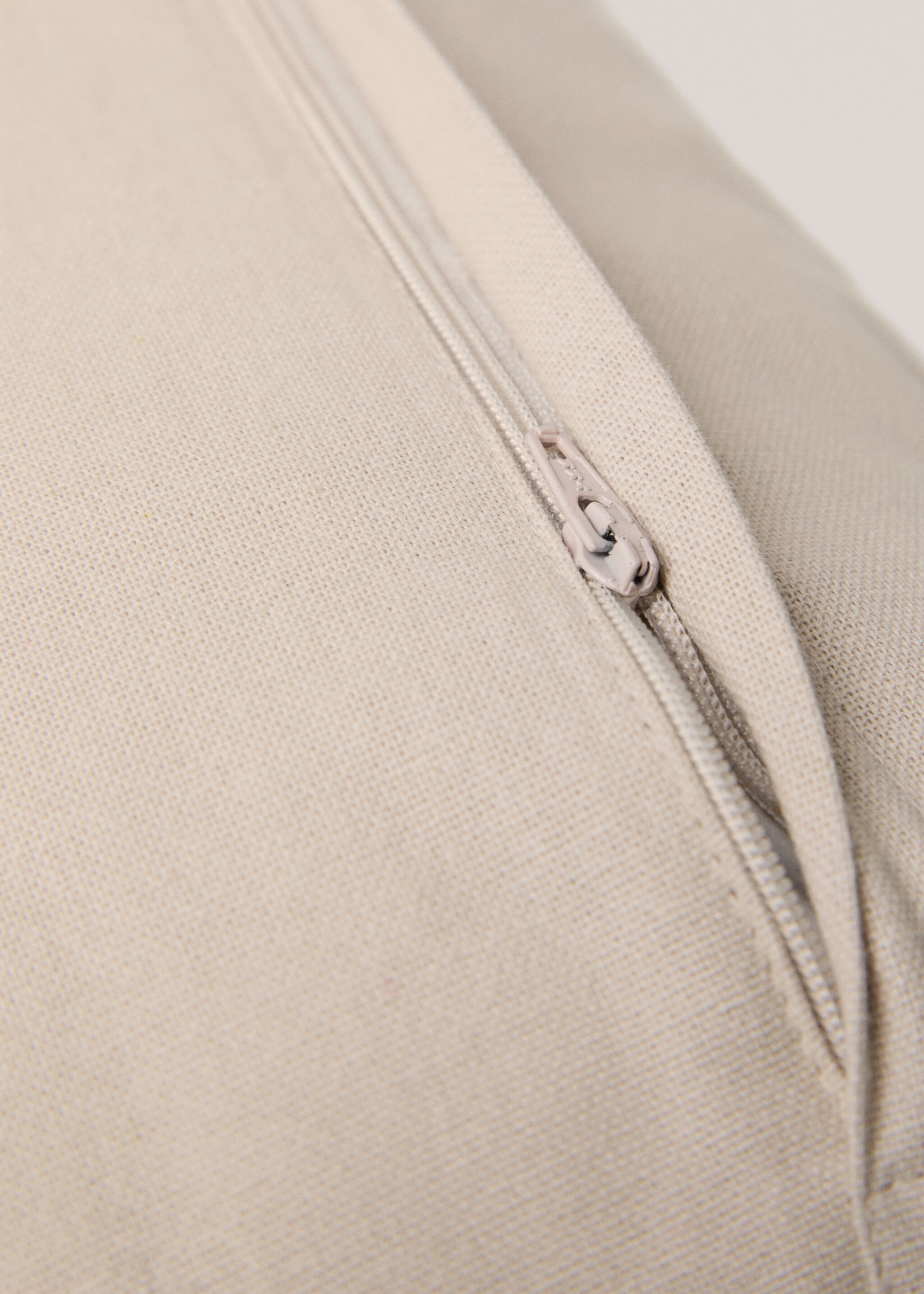 Kussenhoes met bloemetjesdessin 30x50 cm - Detail van het artikel 4, Gebroken wit. Ref: 77040582-00.