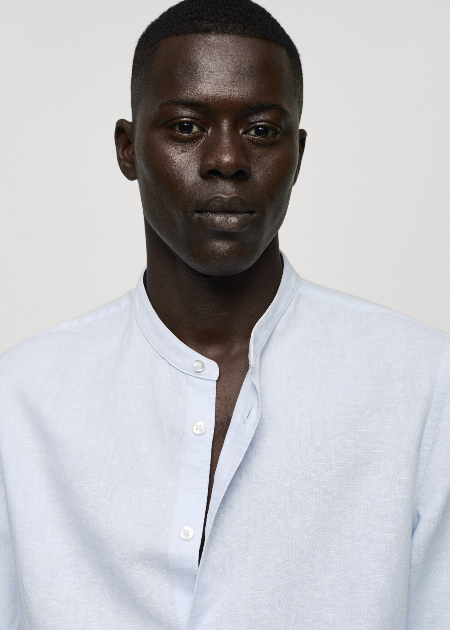 Classic-fit linen shirt with mandarin collar - Details of the article 1