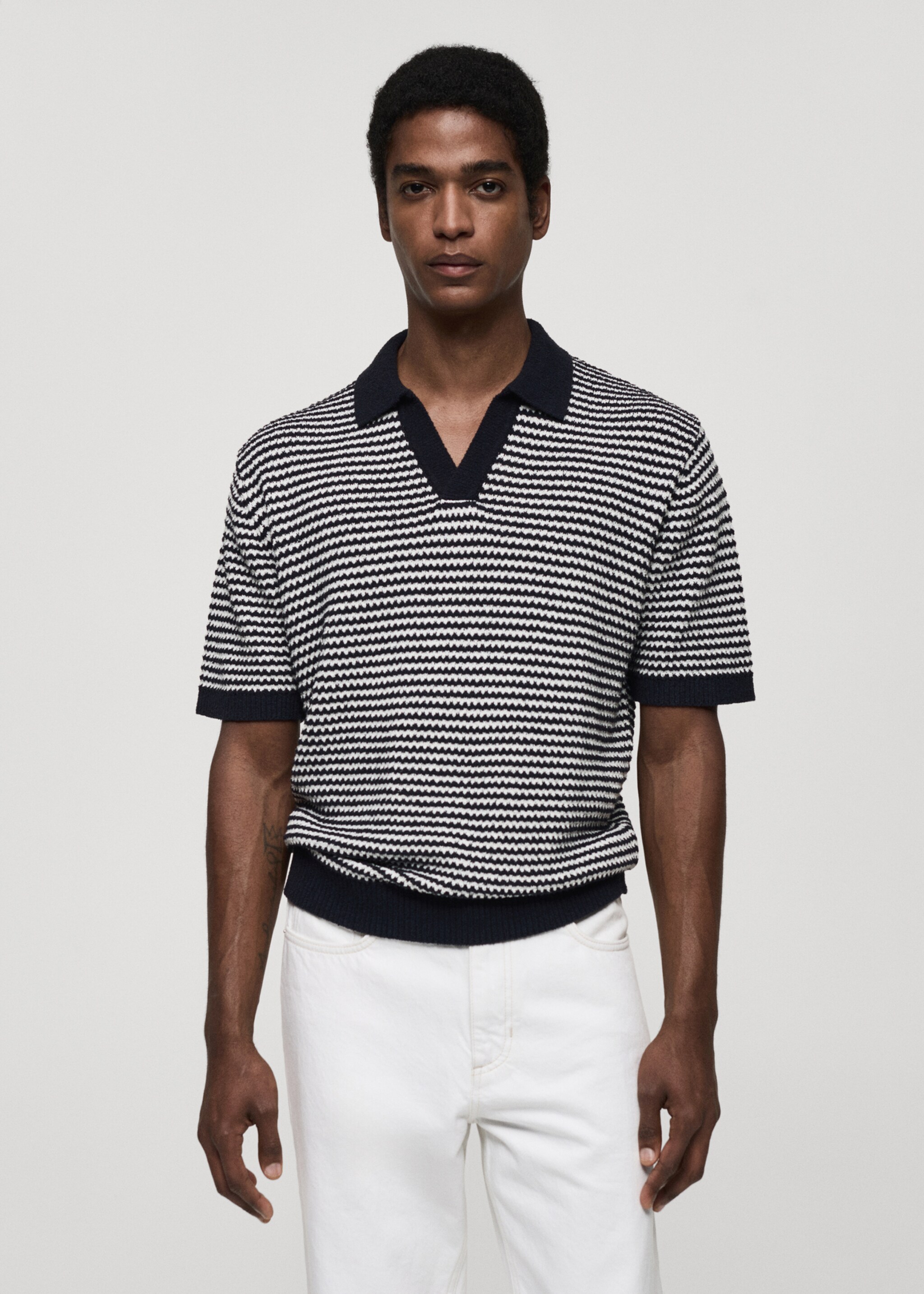 Polo de malha às riscas com gola em contraste - Plano médio, Azul-marinho escuro. Ref: 77040589-00.