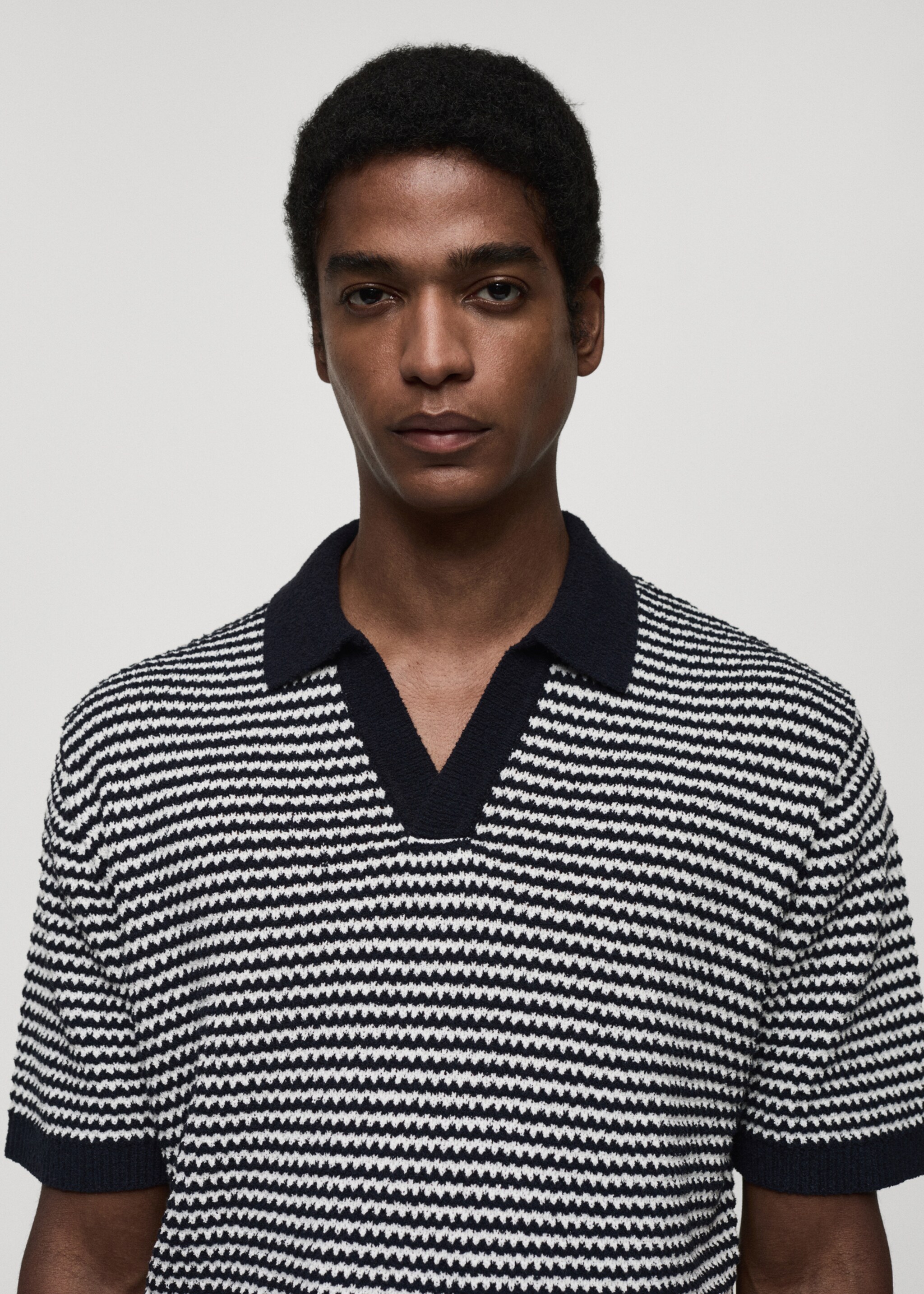 Polo de malha às riscas com gola em contraste - Pormenor do artigo 1, Azul-marinho escuro. Ref: 77040589-00.