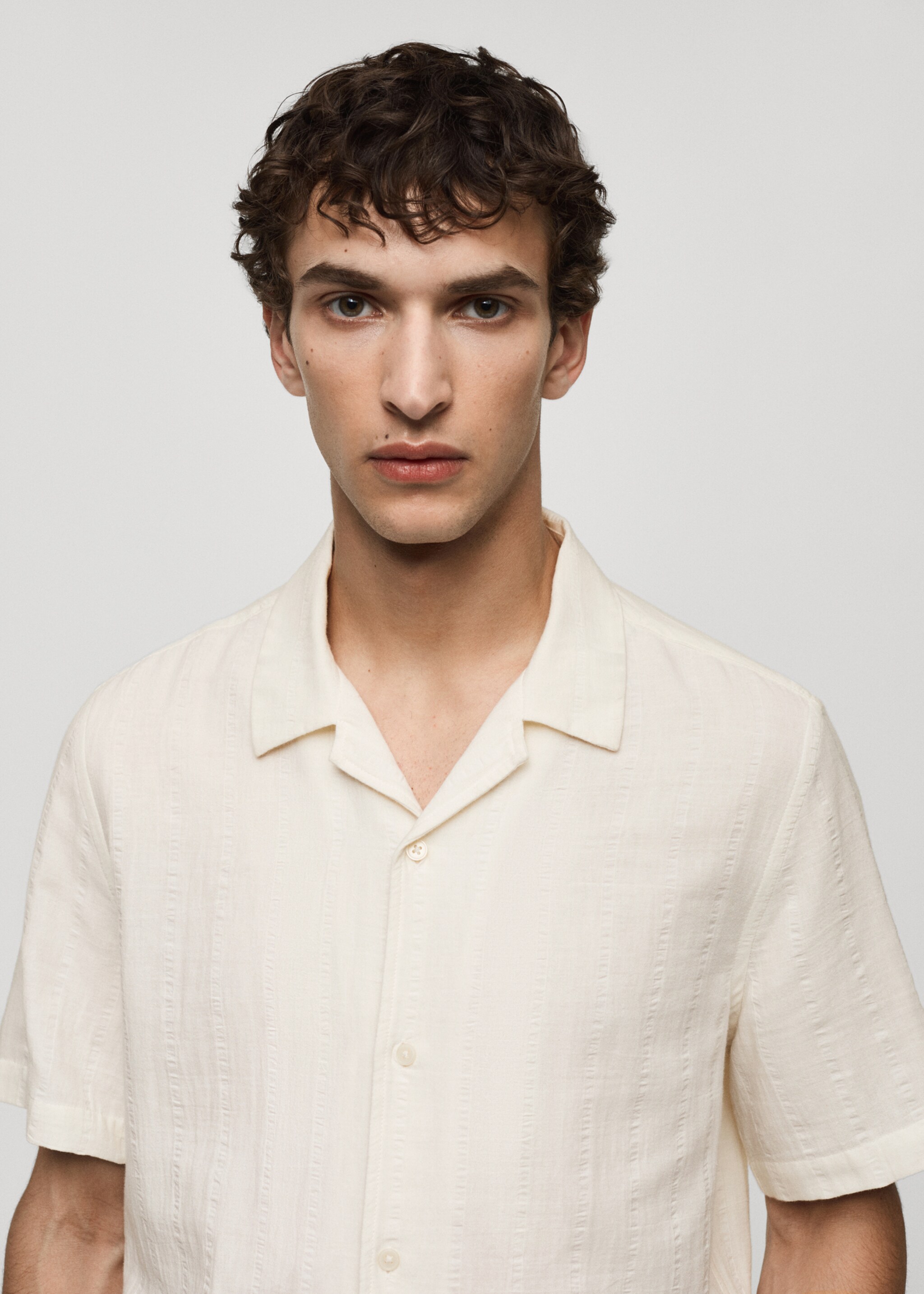 Camisa regular fit de anarruga de algodão - Pormenor do artigo 1, Branco-pérola. Ref: 77040596-00.