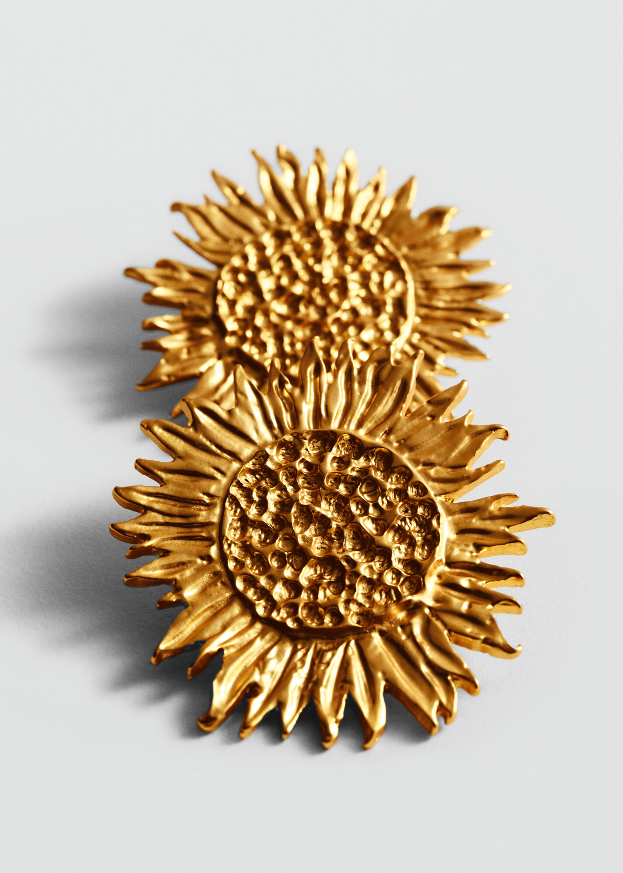 Boucles d'oreilles maxi fleur - Plan moyen, Or. Ref: 77040598-00.