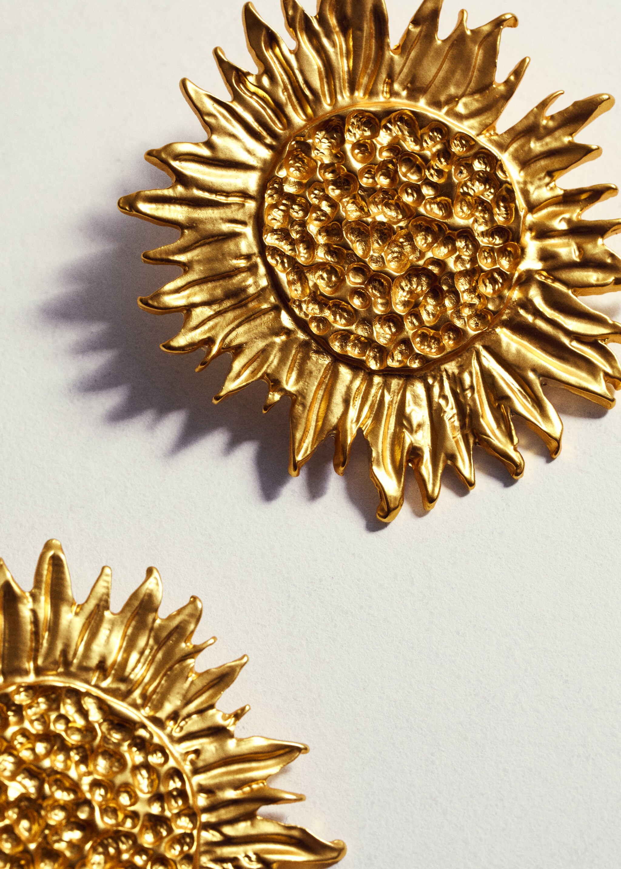 Boucles d'oreilles maxi fleur - Détail de l'article 5, Or. Ref: 77040598-00.