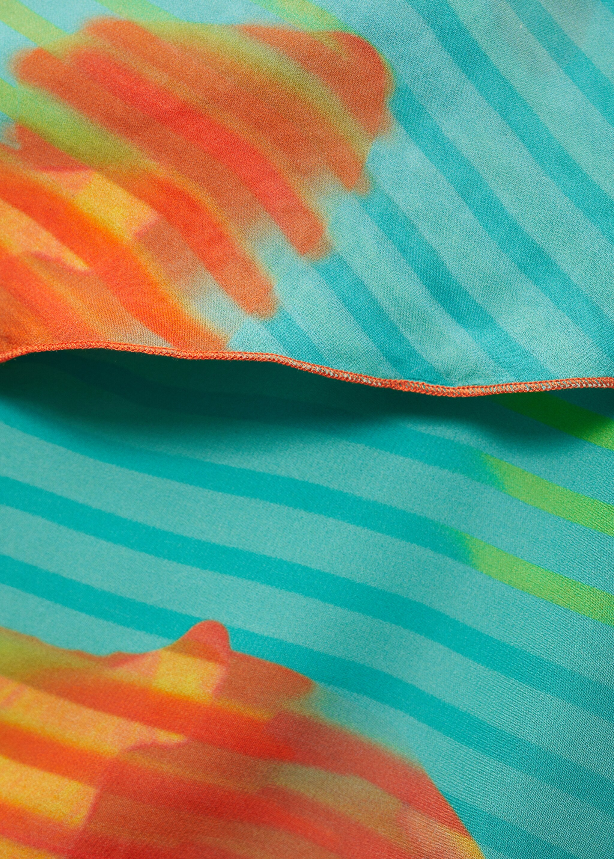 Kleid mit umgeschlagenem Ausschnitt - Detail des Artikels 8