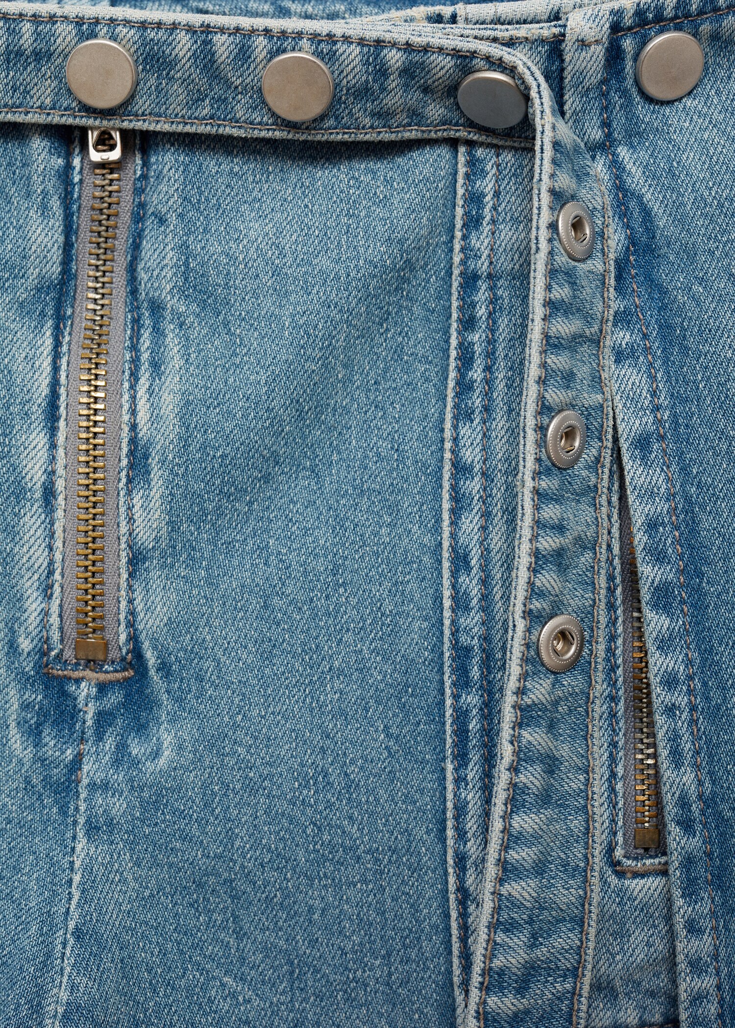 Wideleg jeans with seams and snap buttons - Details of the article 8