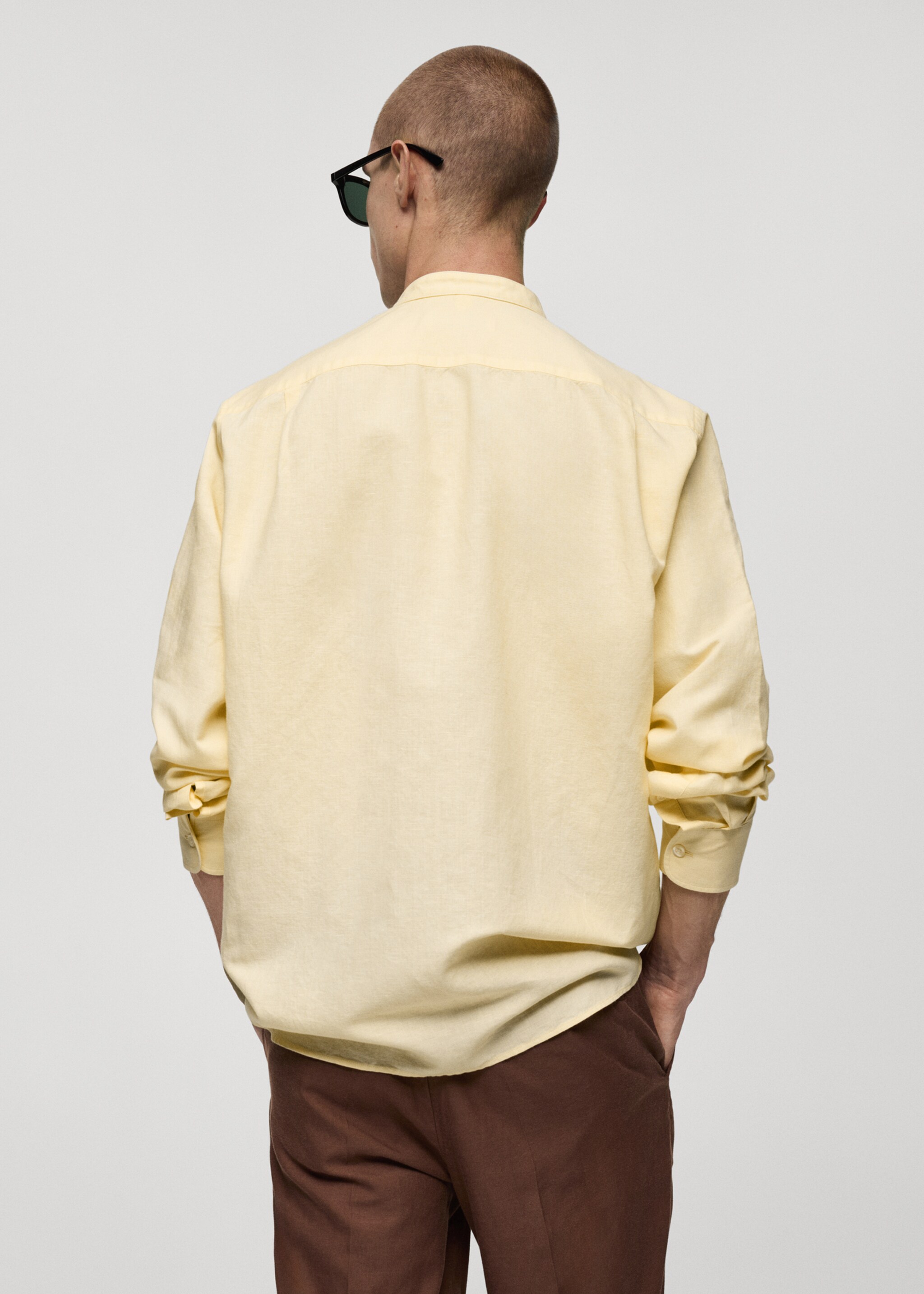 Classic-fit linen shirt with mandarin collar - Reverse of the article