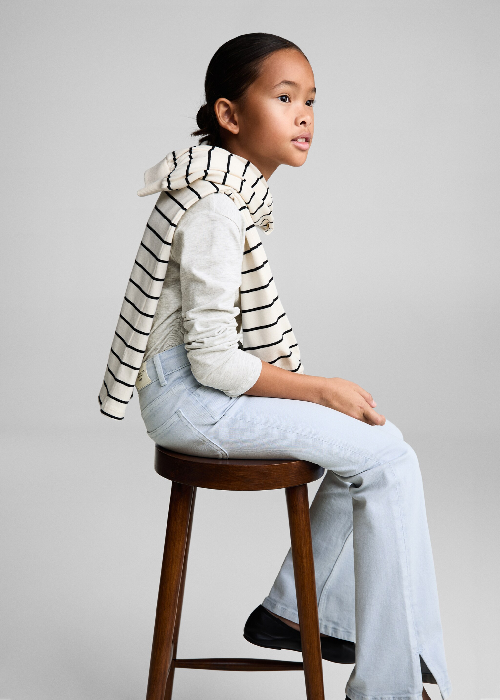 Flared jeans with slits - Details of the article 2, China Blue. Ref: 77041016-00.