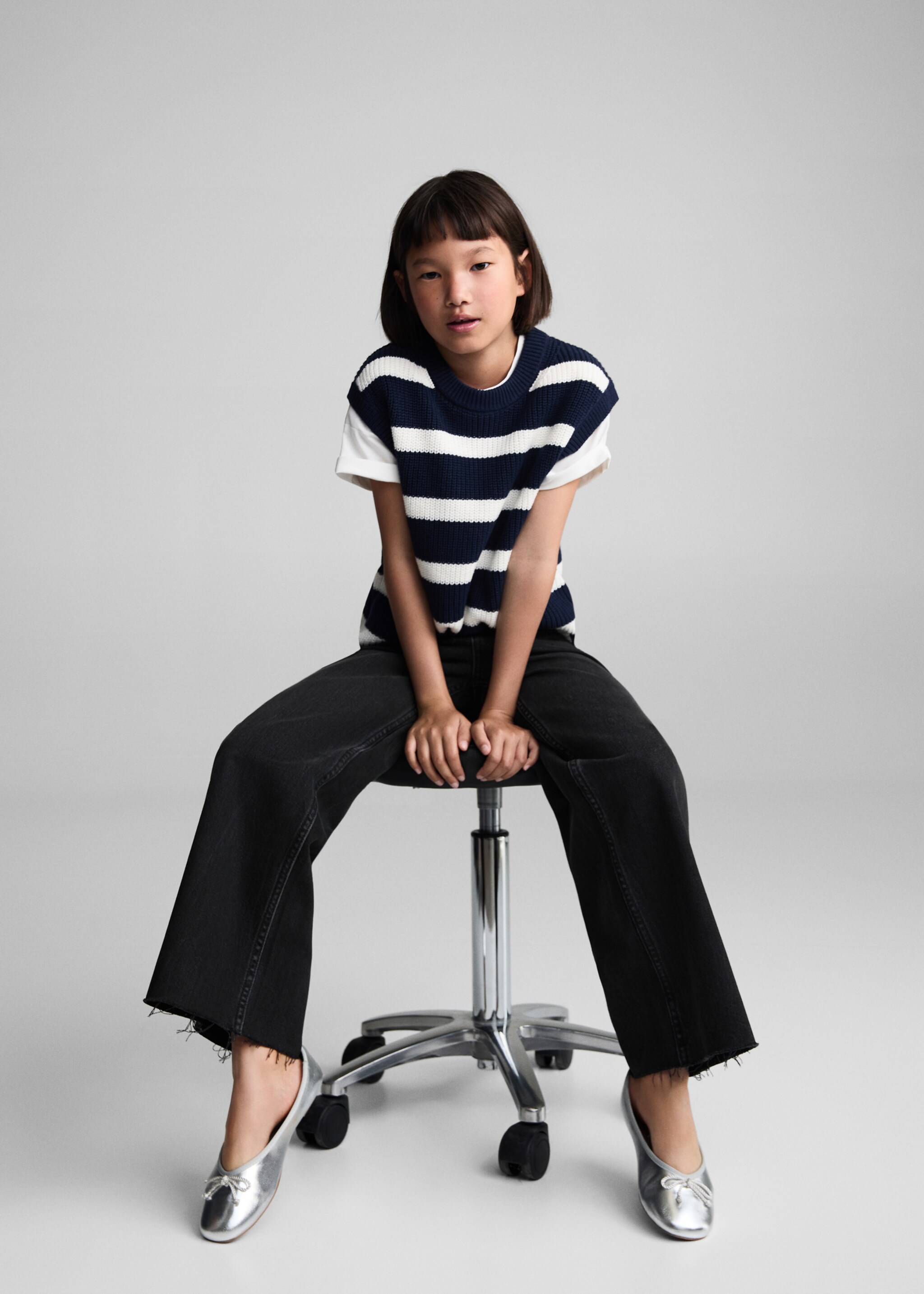 Wideleg low frayed hem jeans - Details of the article 1, Charcoal. Ref: 77042537-00.