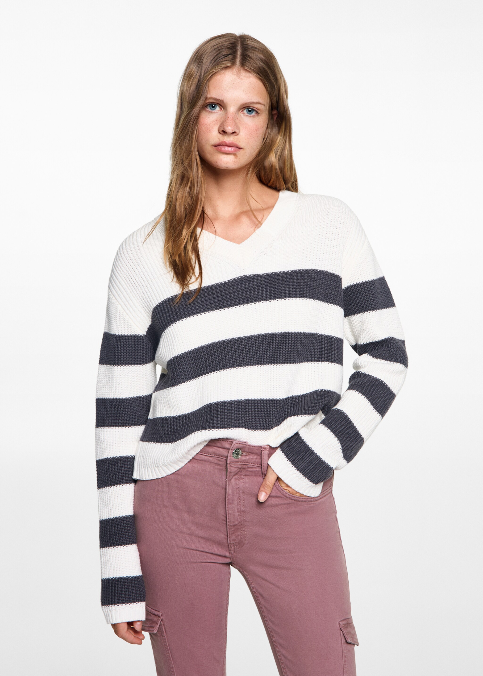 Flared cargo jeans - Details of the article 1, Pastel Pink. Ref: 77042548-00.