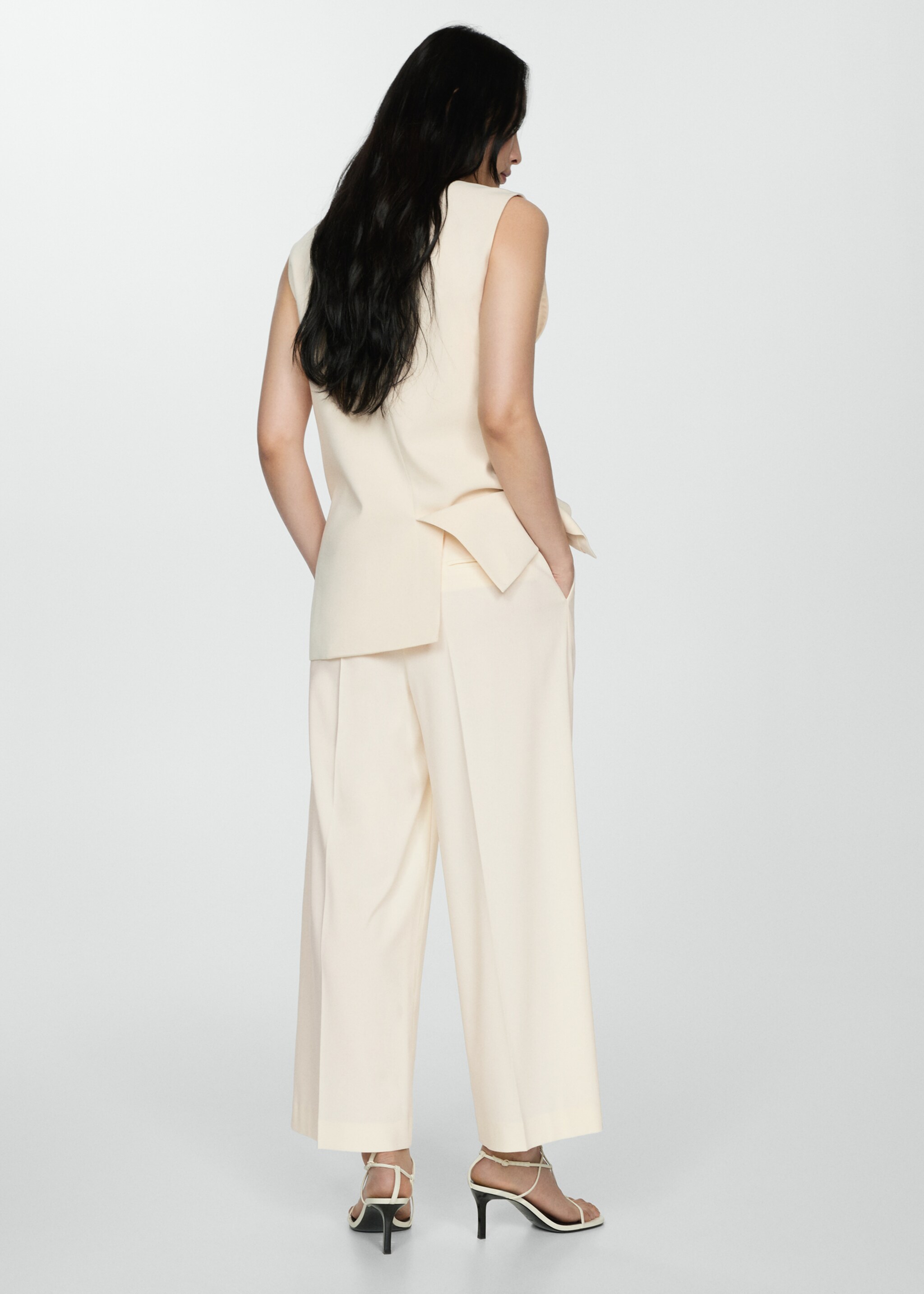 Pleated culottes trousers - Reverse of the article, Ecru. Ref: 77042913-00.