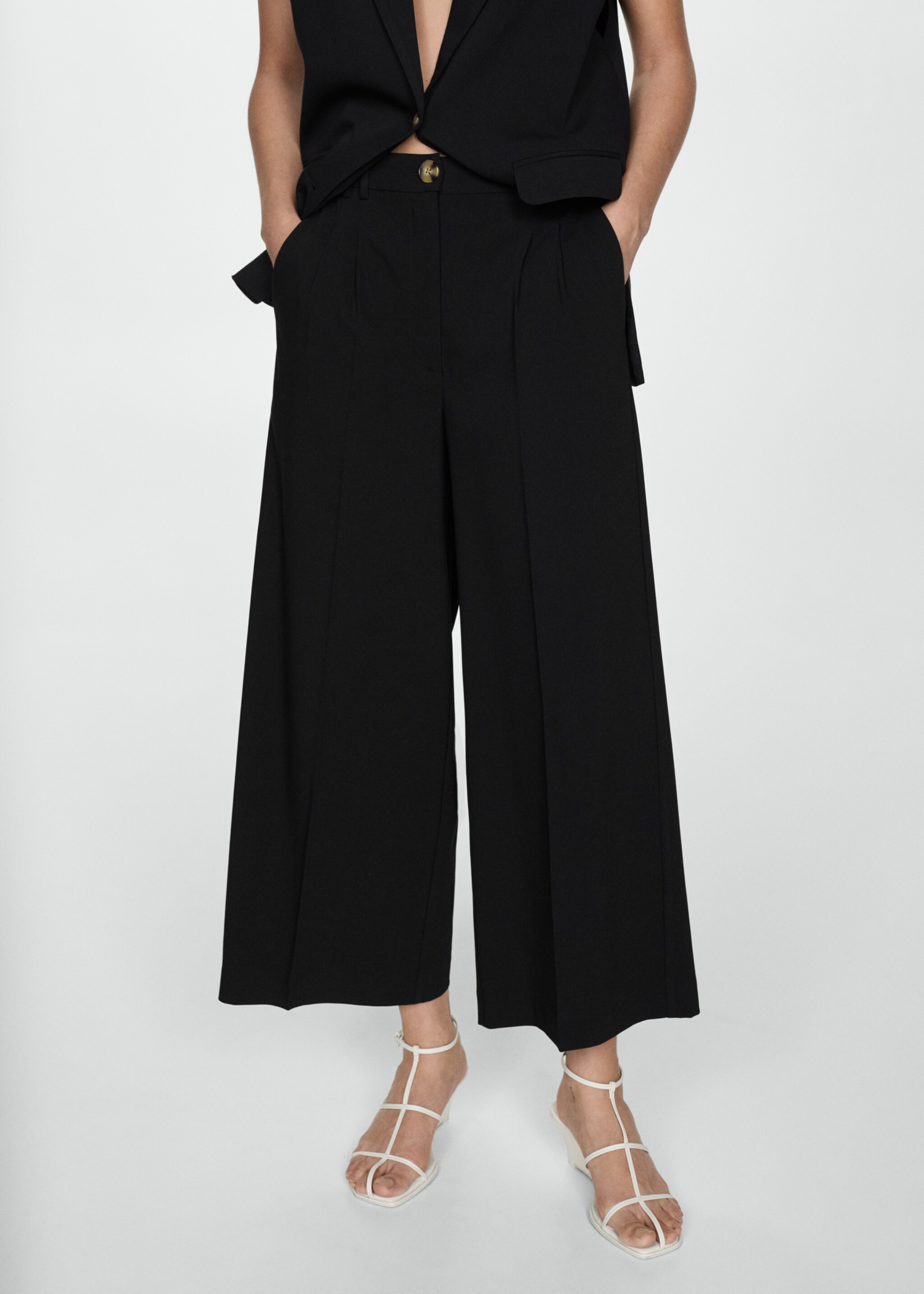 Pleated culottes trousers - Medium plane, Black. Ref: 77042913-00.