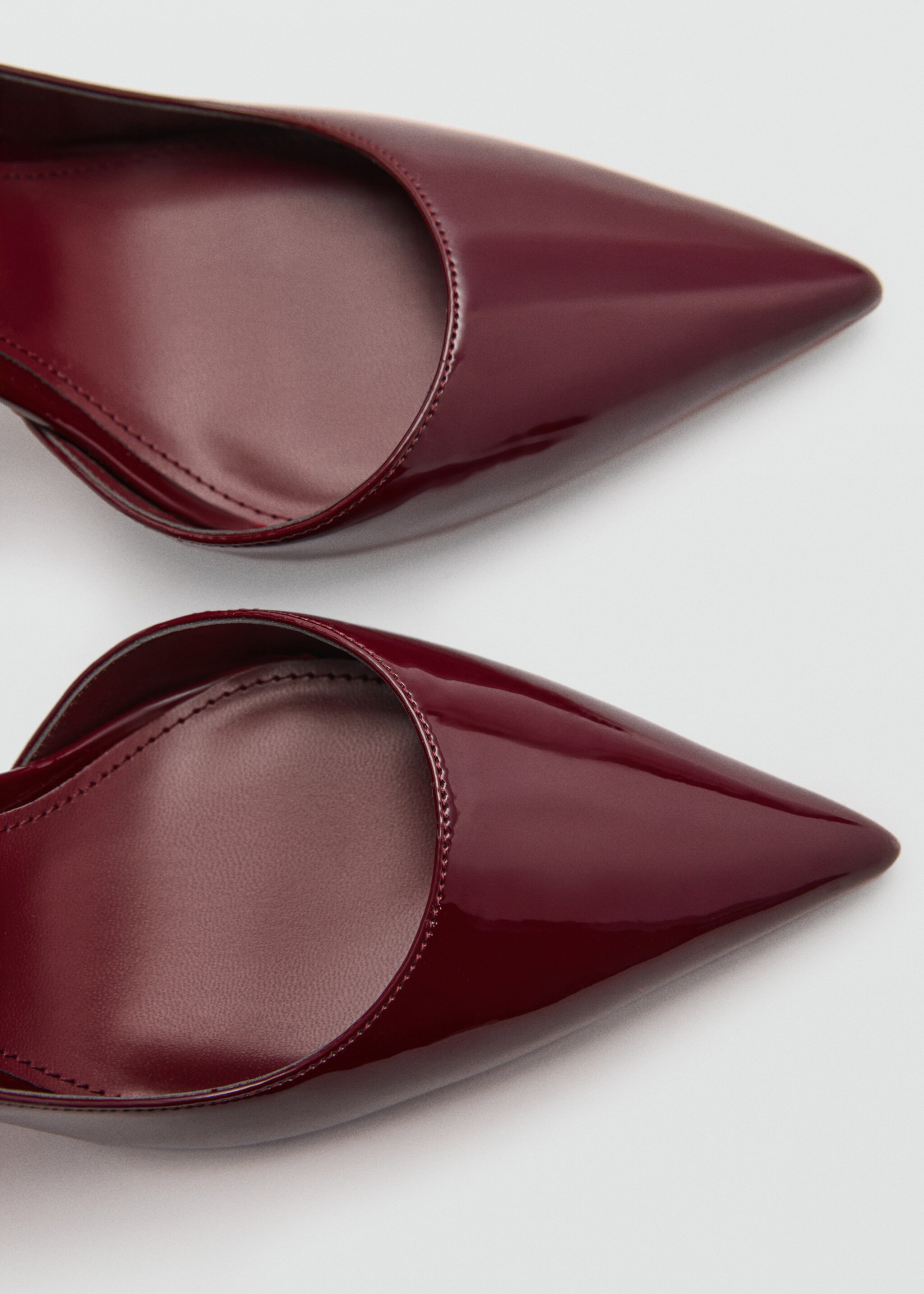 Buty na obcasie z asymetryczną cholewką - Szczegóły artykułu 2, Burgund. Ref: 77043269-00.