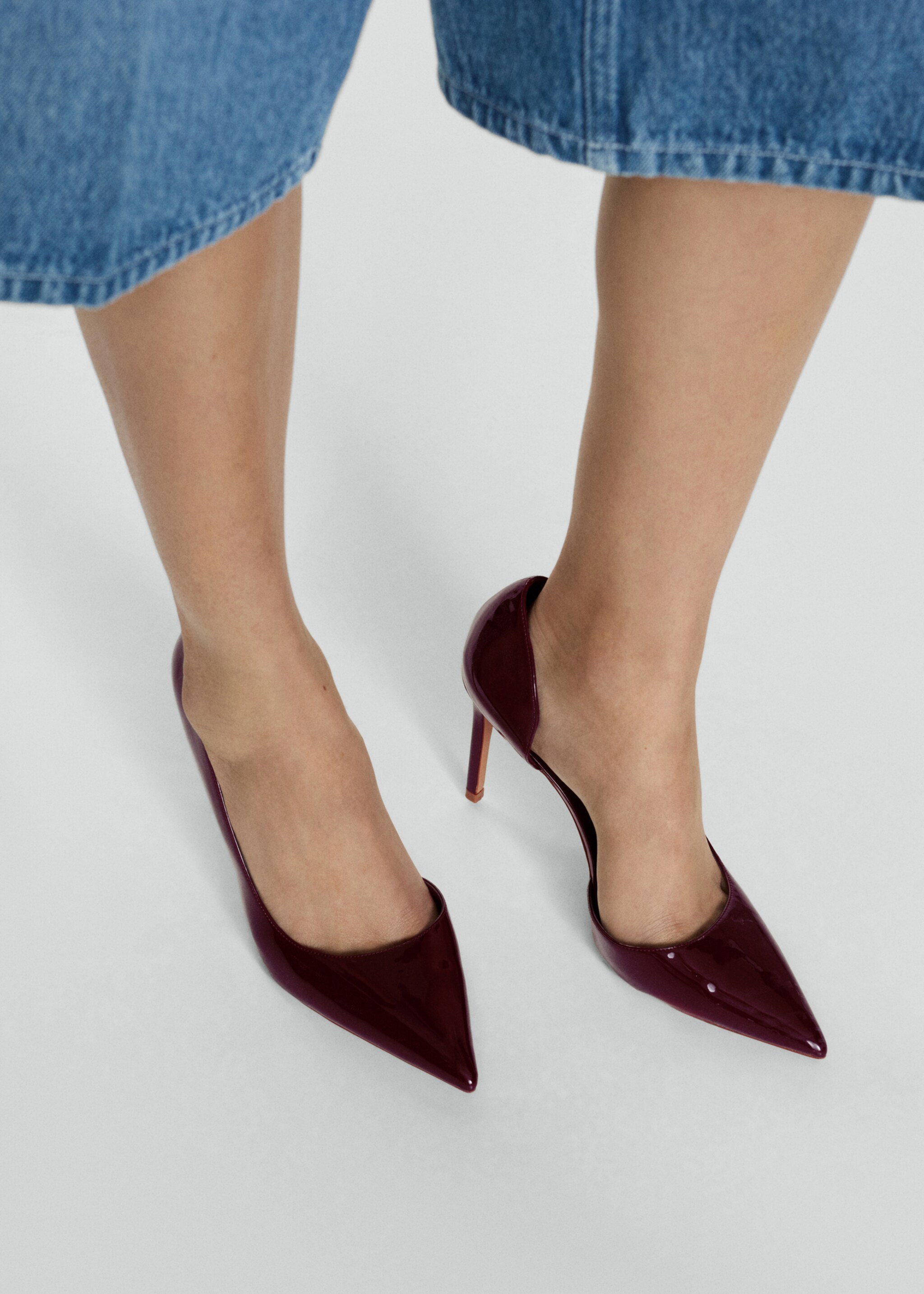 Buty na obcasie z asymetryczną cholewką - Szczegóły artykułu 9, Burgund. Ref: 77043269-00.