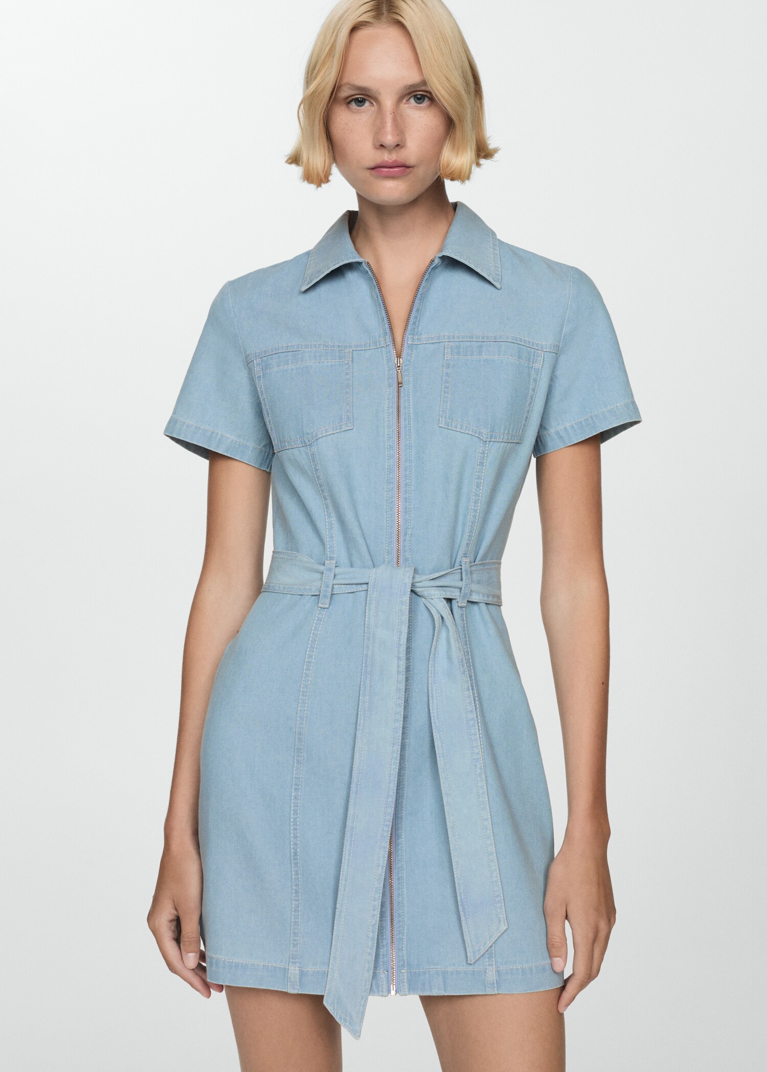Robe en jean ceinture - Plan moyen