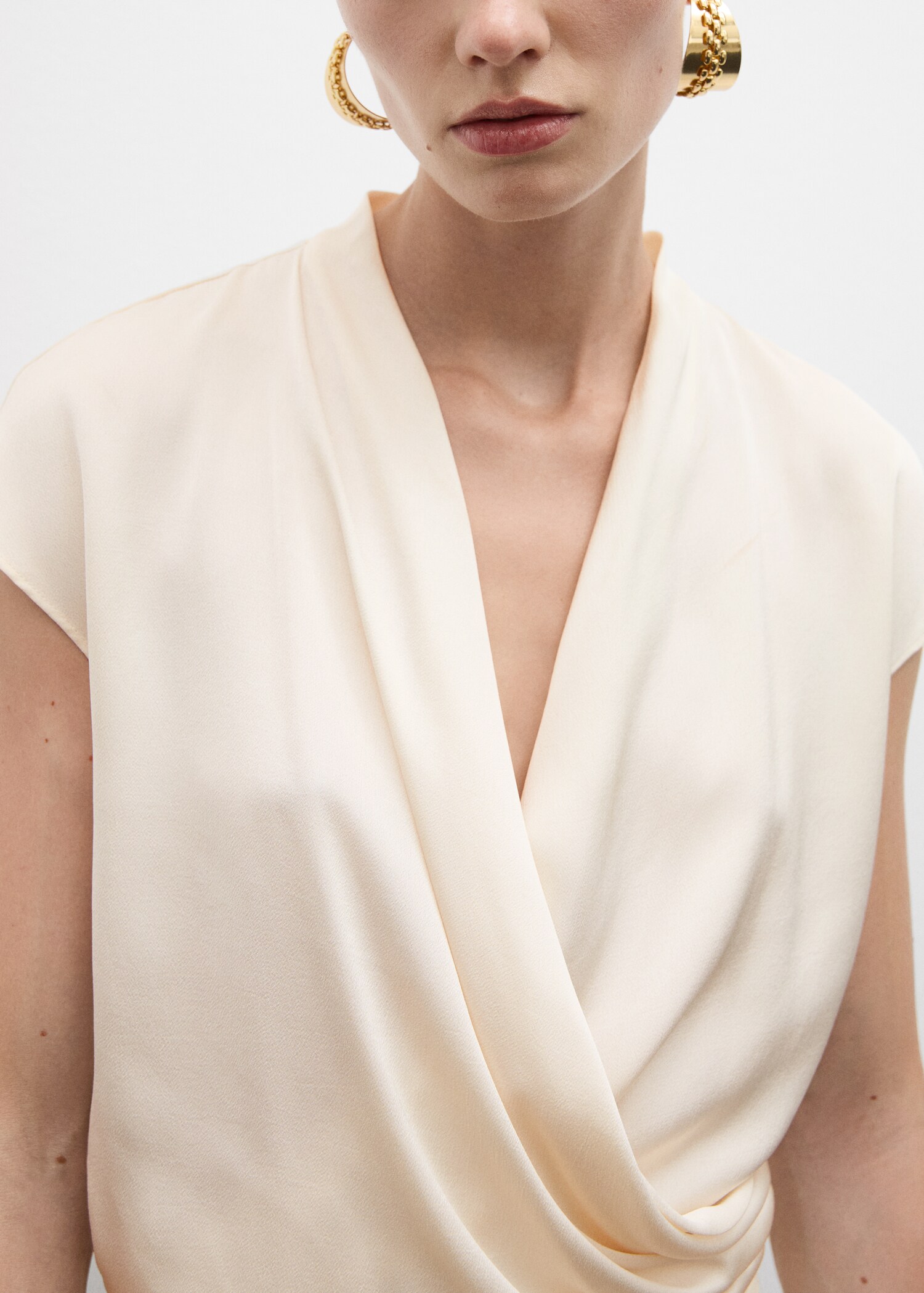Ärmellose Bluse in Wickeloptik - Detail des Artikels 2
