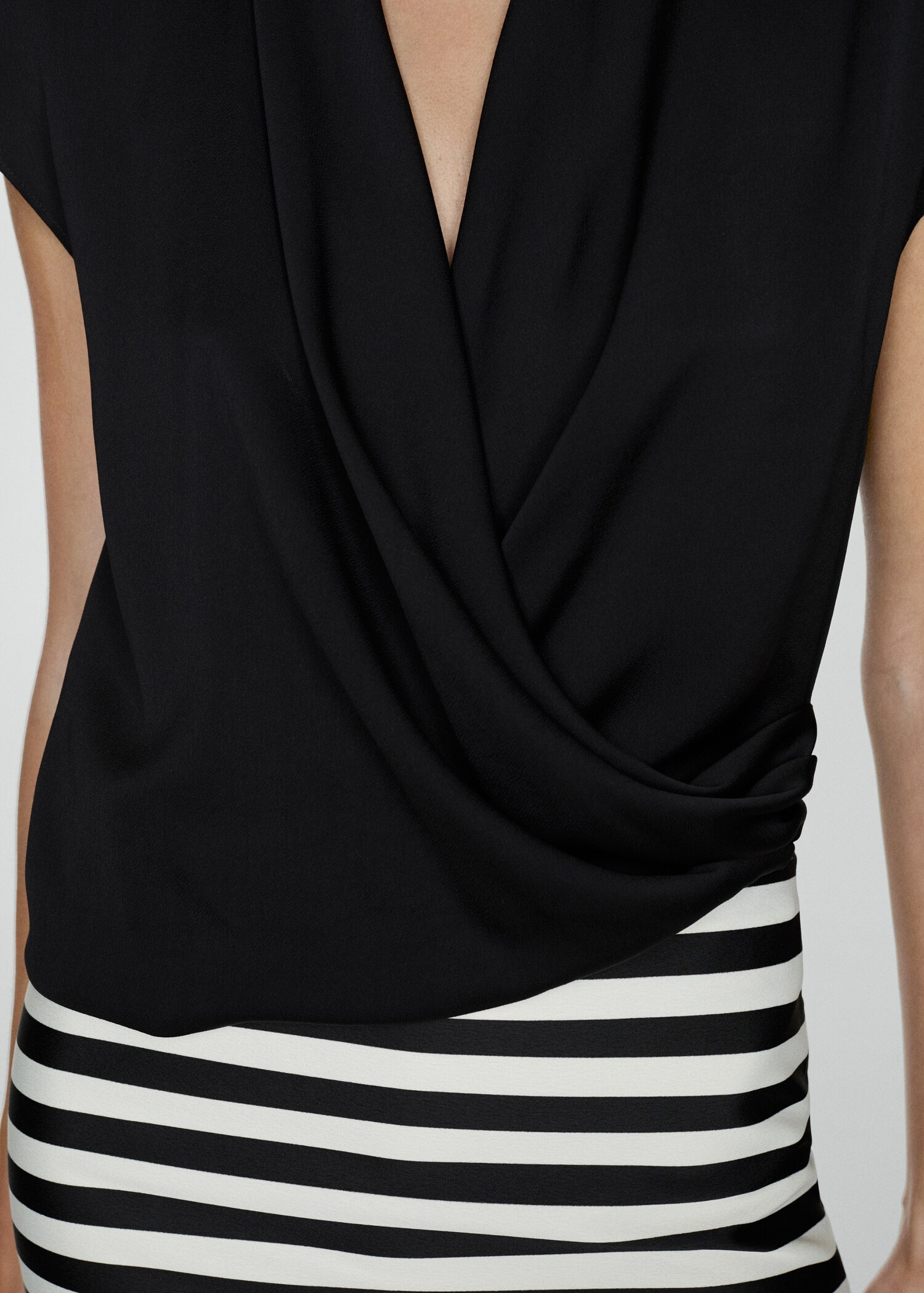 Ärmellose Bluse in Wickeloptik - Detail des Artikels 6