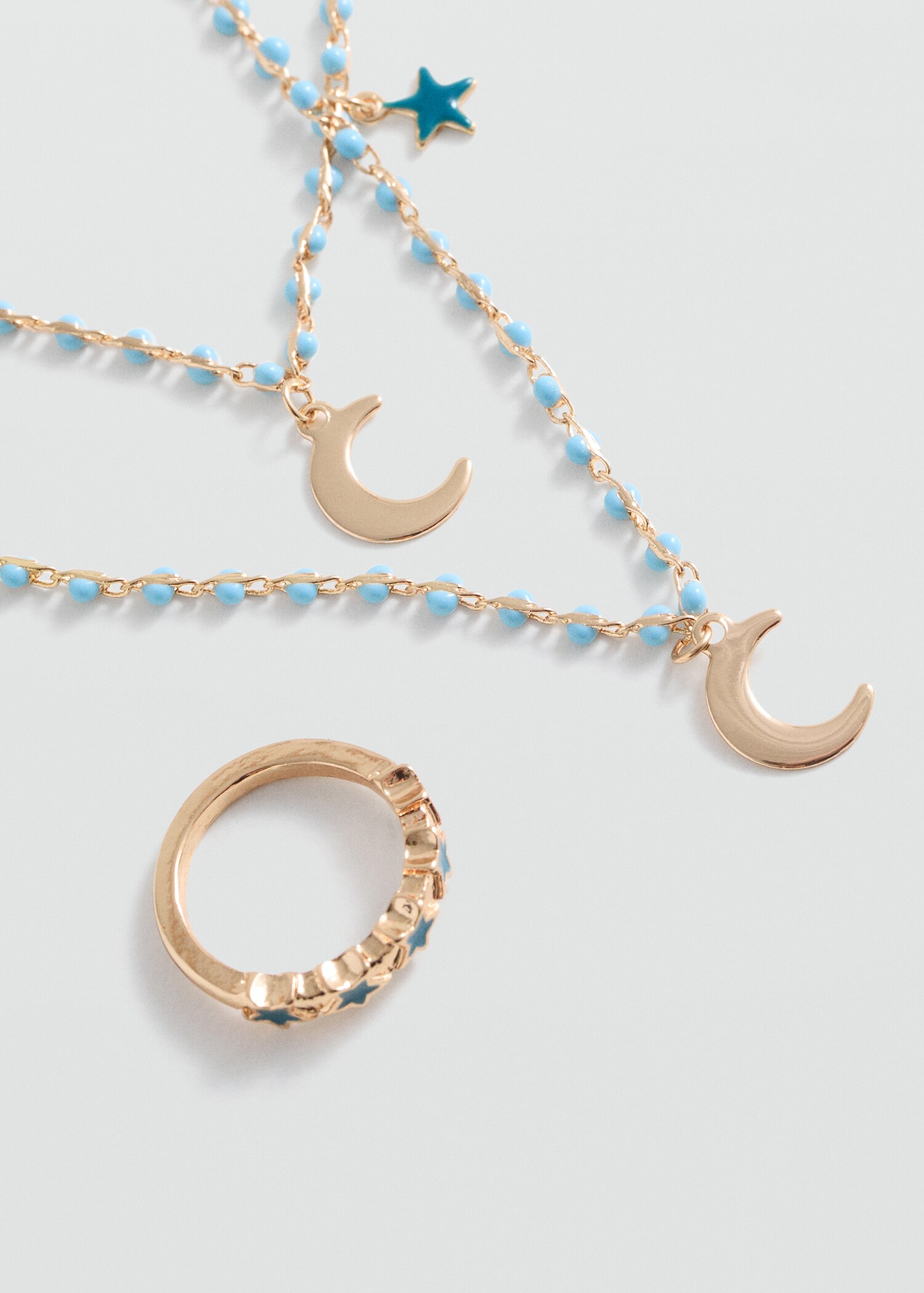 Ensemble collier, bracelet et bague - Plan moyen