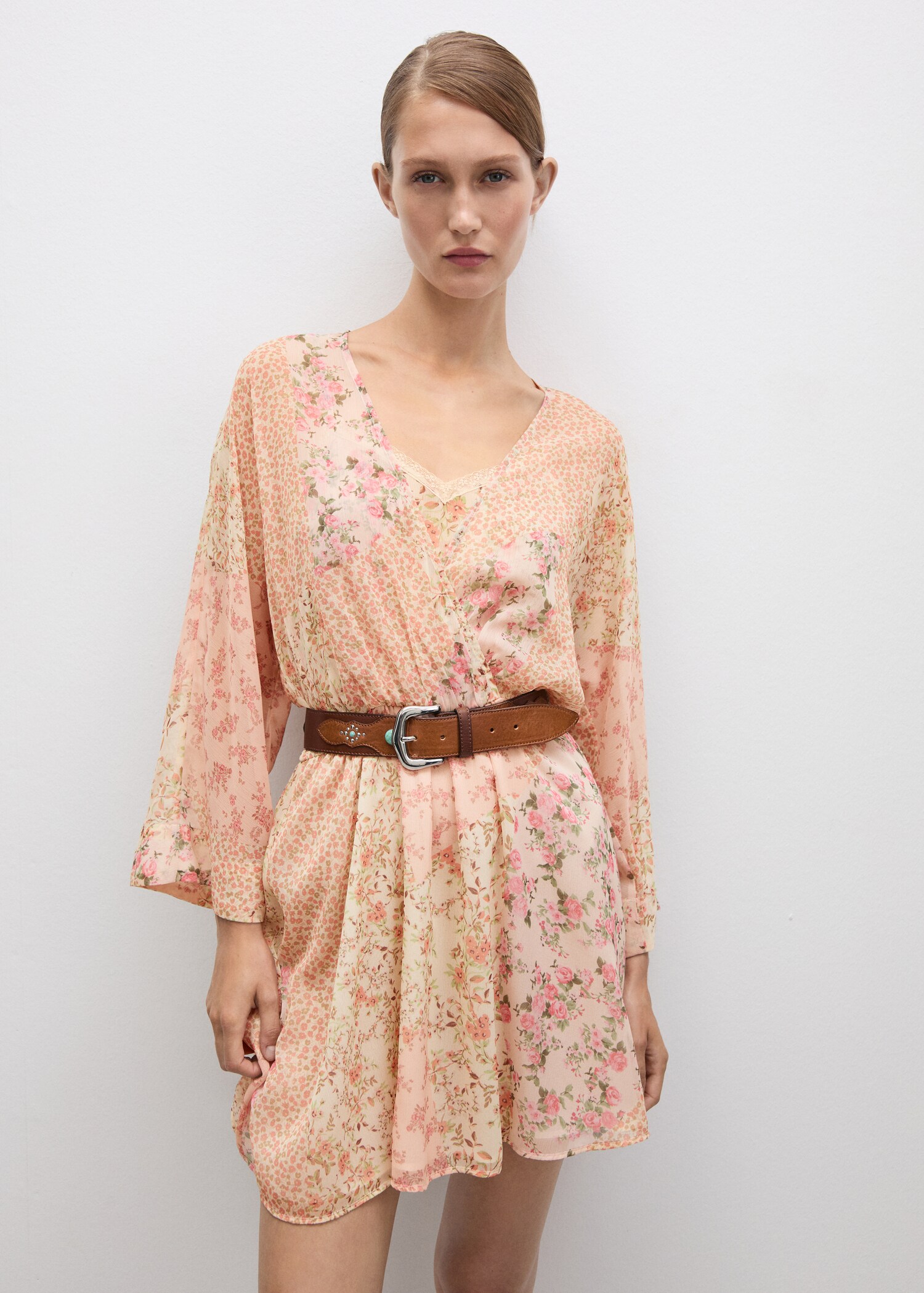 Robe courte en imprimé fleuri - Plan moyen