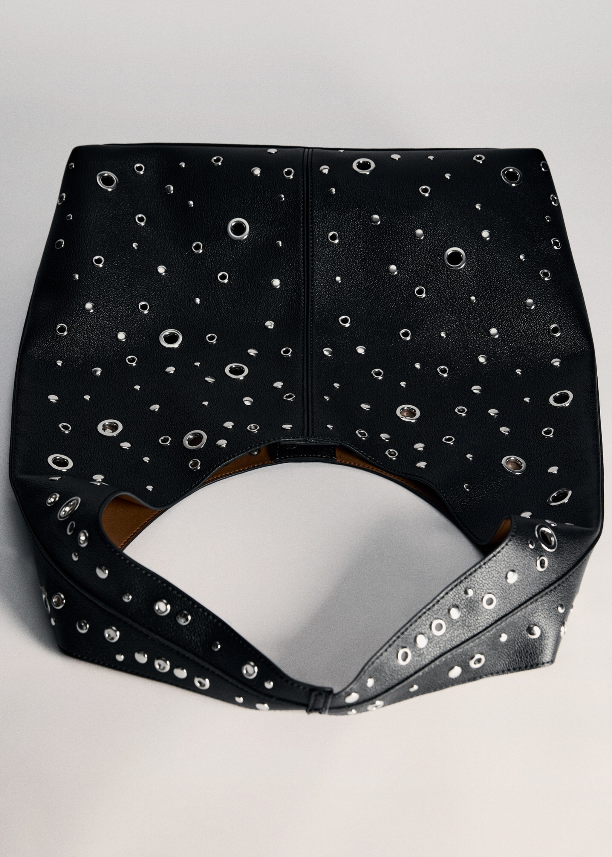 Bolso troquelado tachuelas - Detalle del artículo 5, Negro. Ref: 77044062-00.