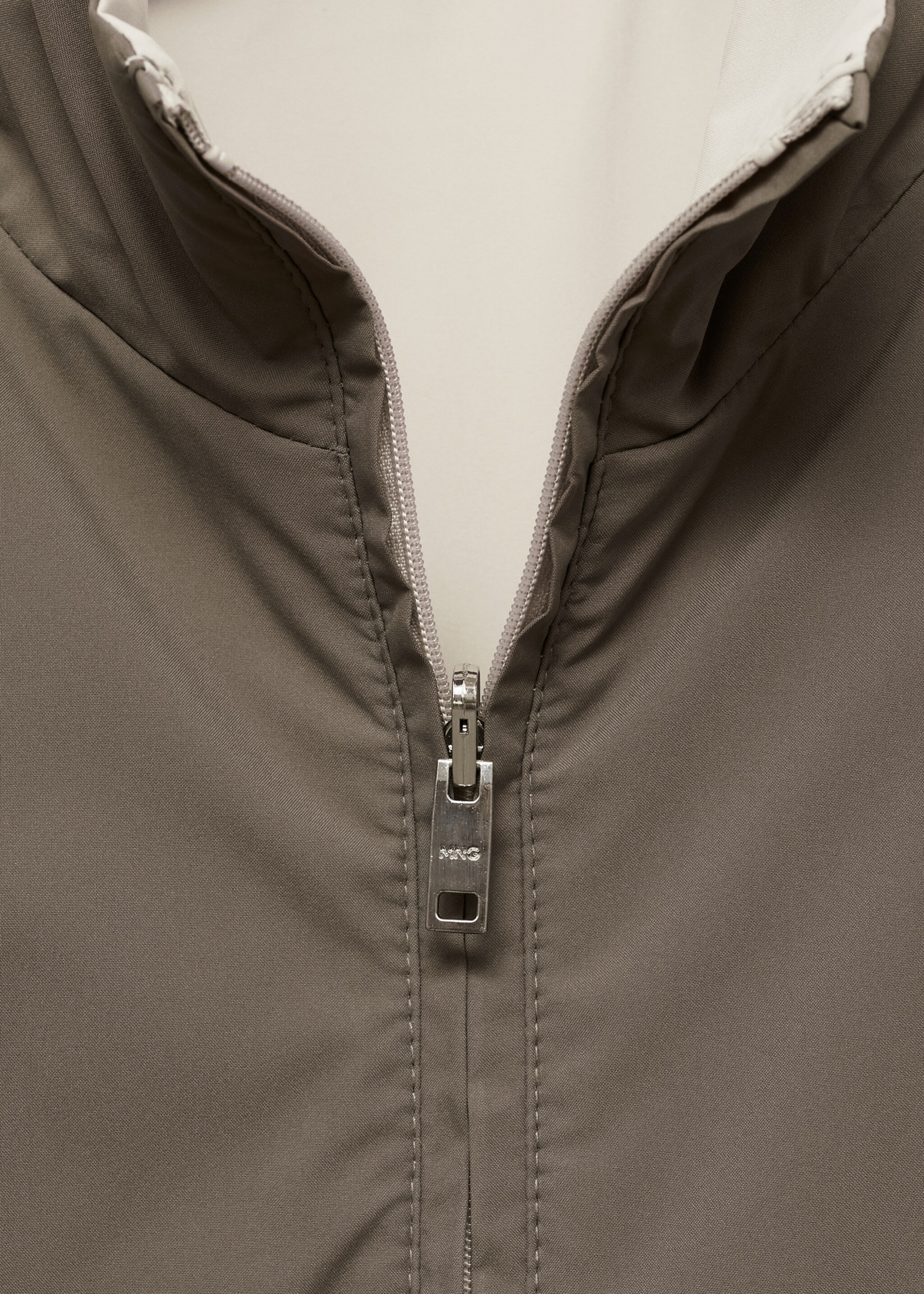 Waterafstotende reversibele bodywarmer - Detail van het artikel 8, Kaki. Ref: 77044433-00.