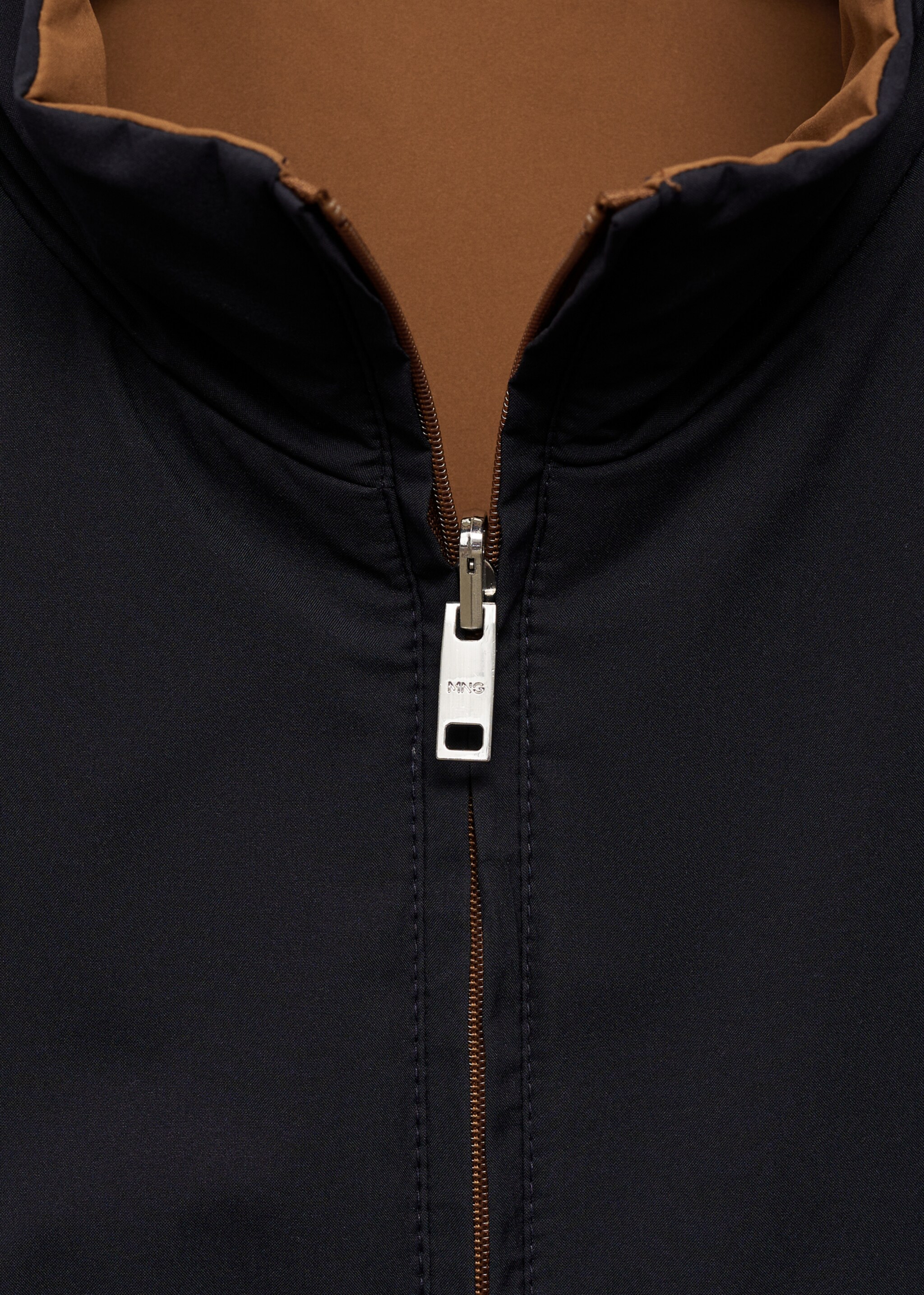 Waterafstotende reversibele bodywarmer - Detail van het artikel 8, Donkermarine. Ref: 77044433-00.