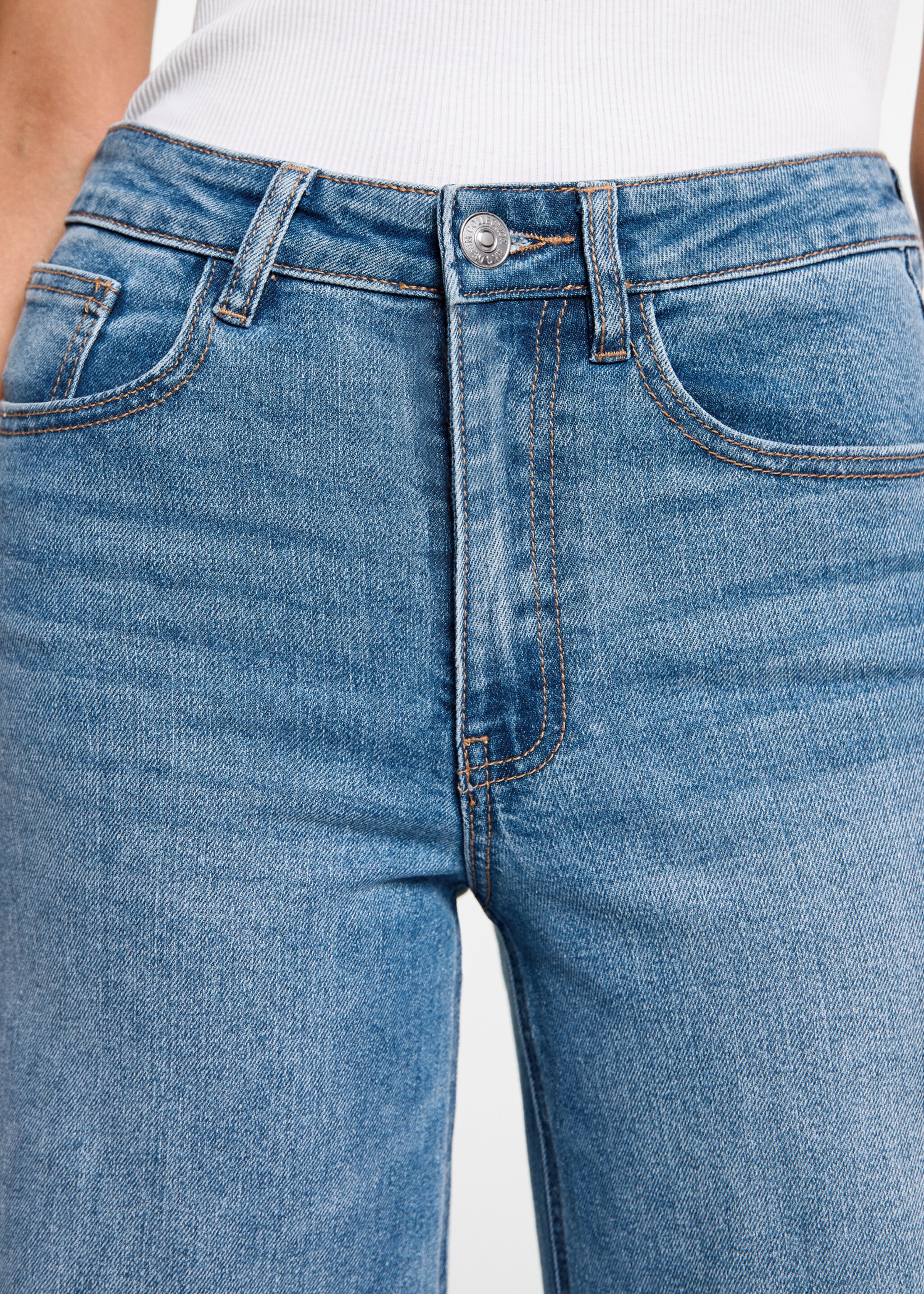 Ausgestellte Jeans - Detail des Artikels 6, Mittelblau. Ref: 77044435-00.