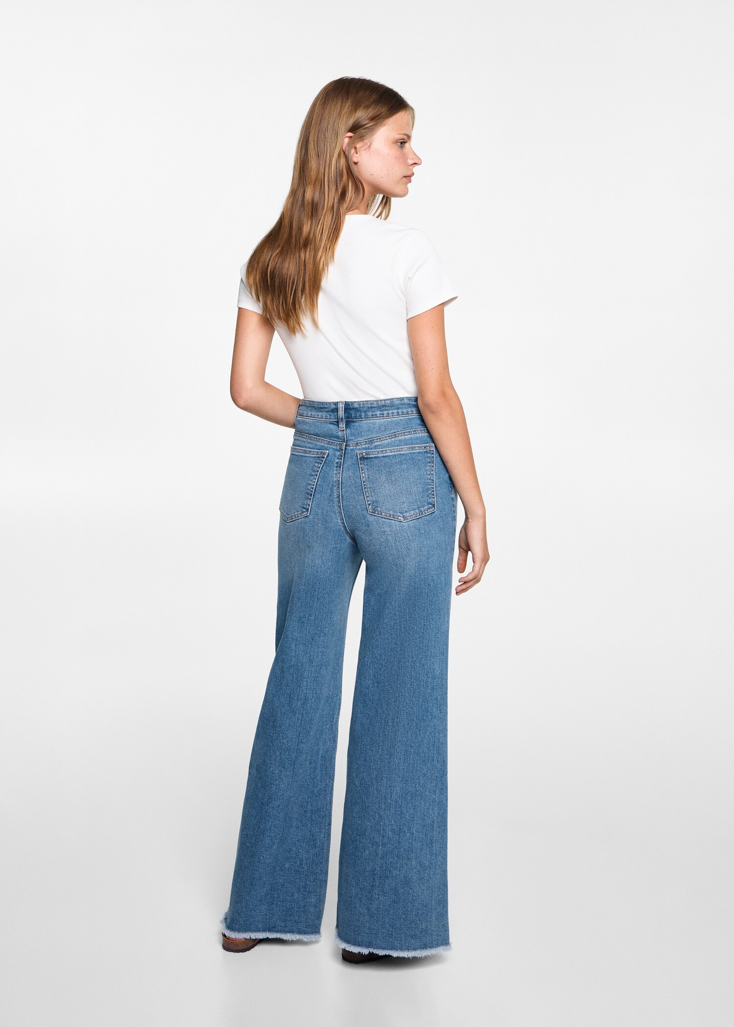 Ausgestellte Jeans - Rückseite des Artikels