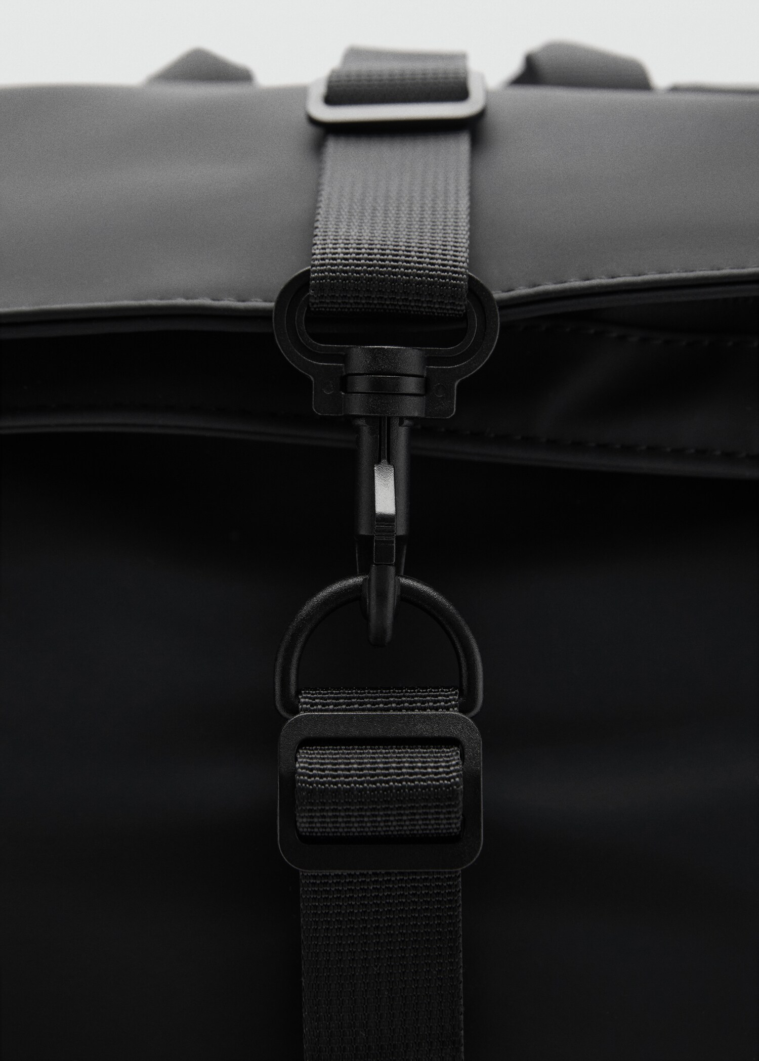 Mochila engomada cierre solapa - Detalle del artículo 1