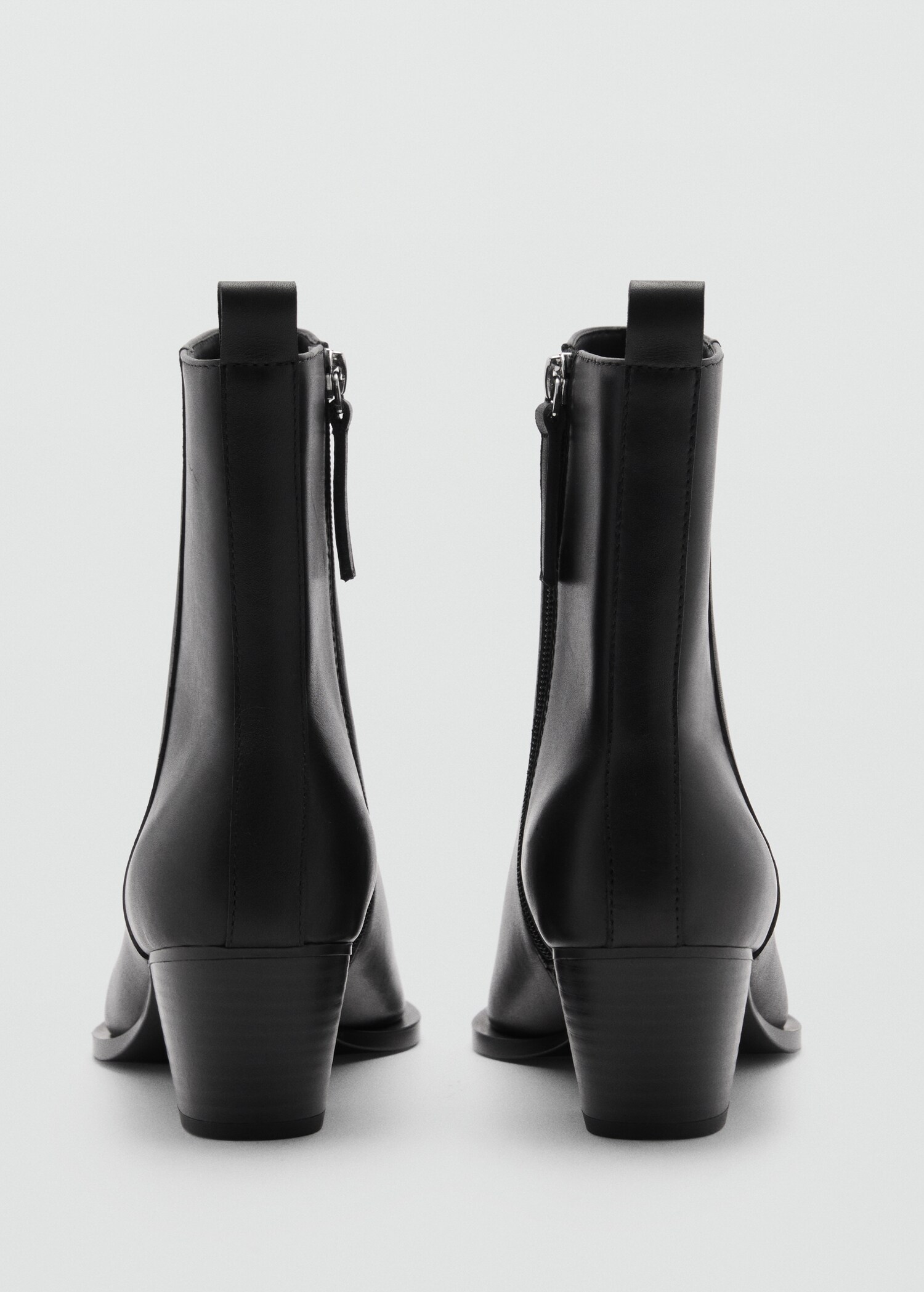 Leather ankle boots with block heel - Details of the article 2