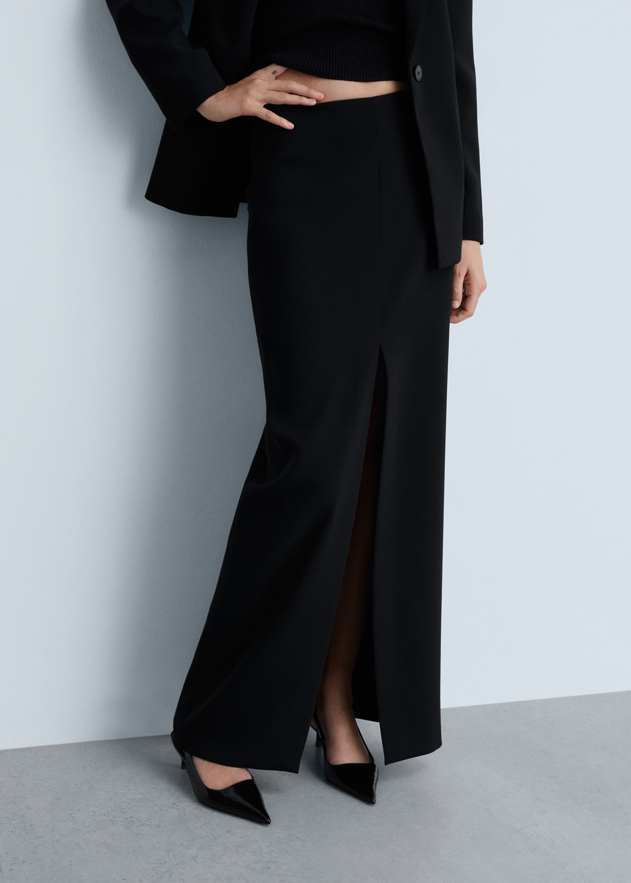 Suit skirt with opening - Medium plane, Black. Ref: 77044766-00.