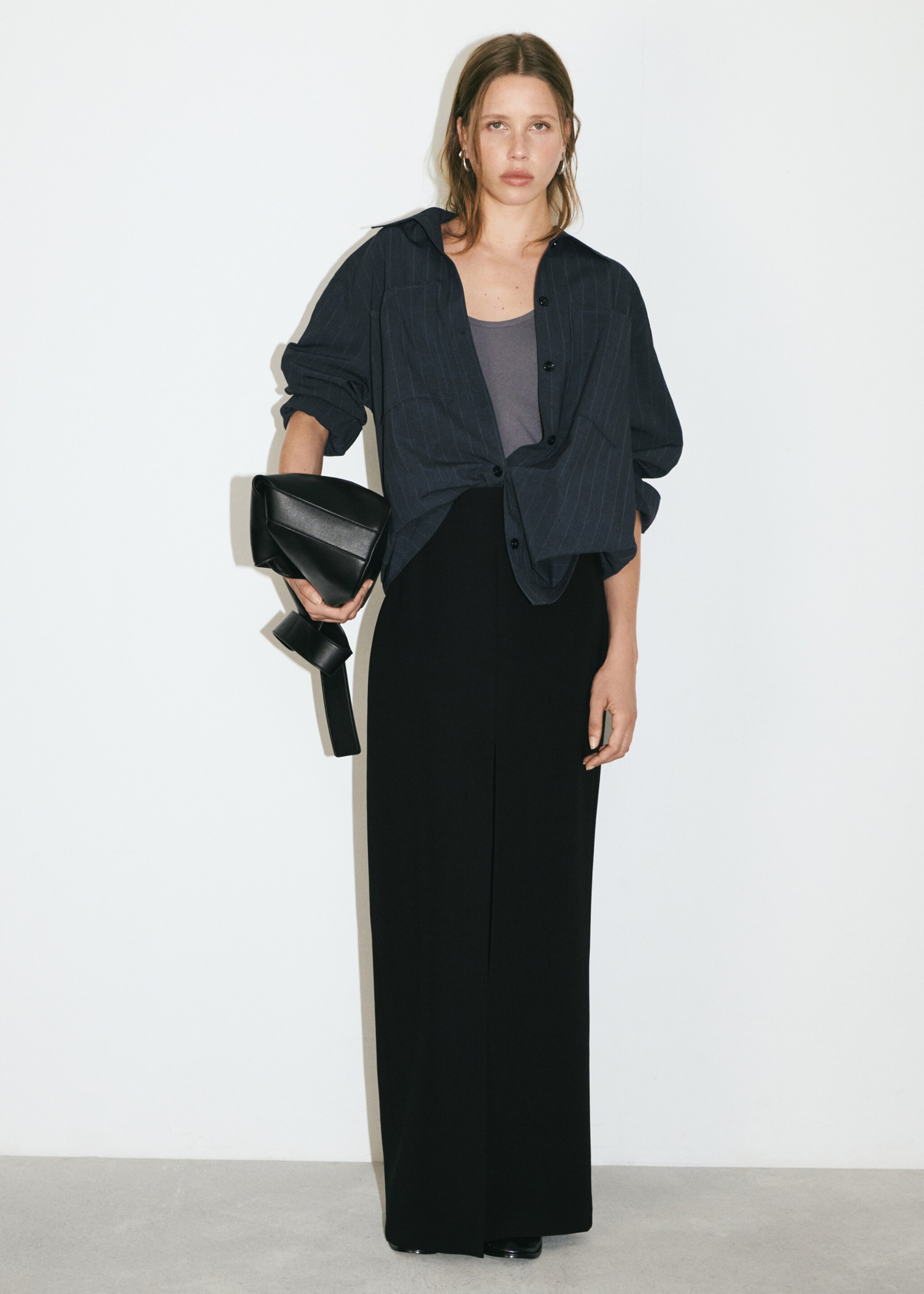 Suit skirt with opening - Details of the article 7, Black. Ref: 77044766-00.