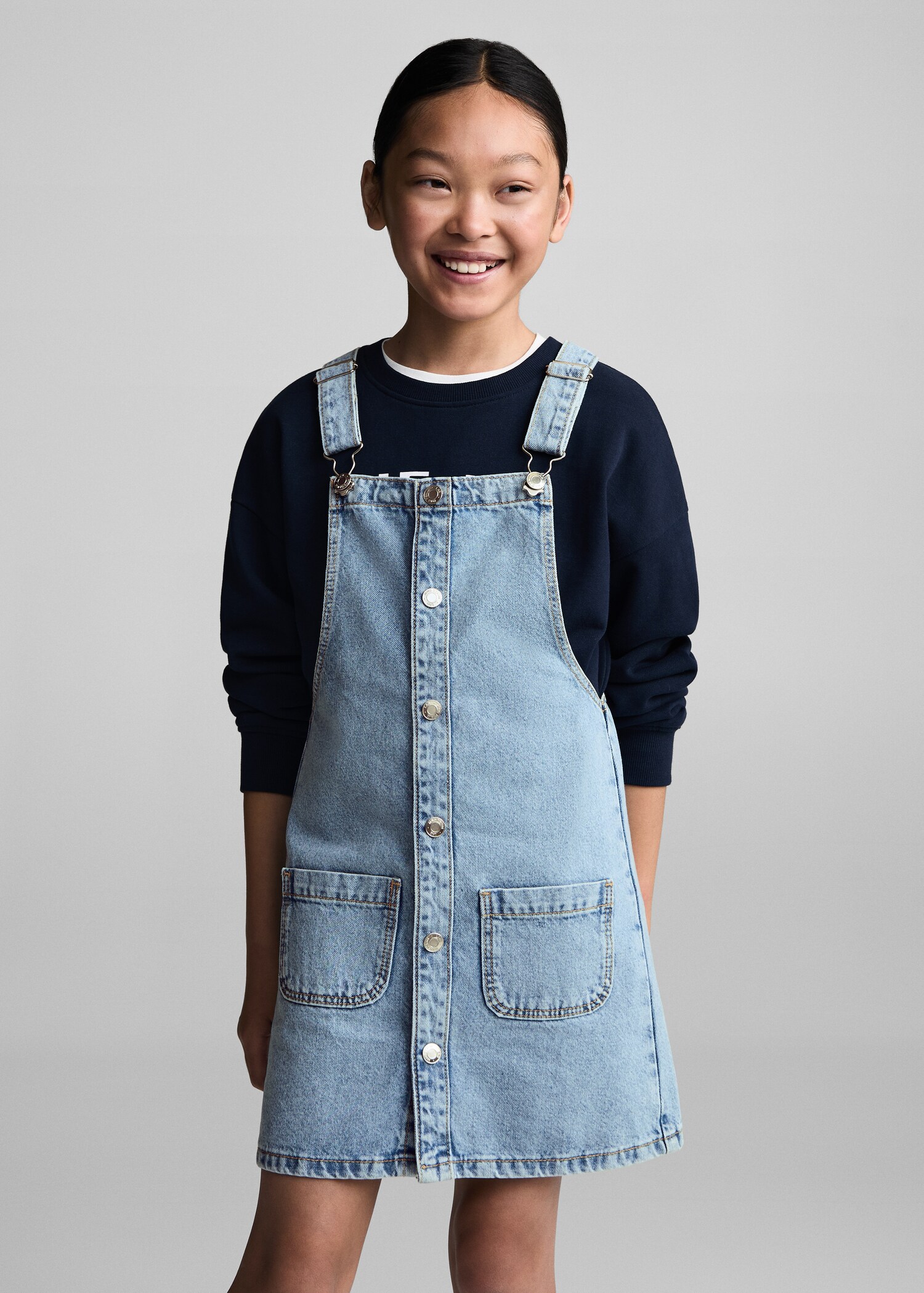 Korta hängselbyxor denim - Bild av mittparti
