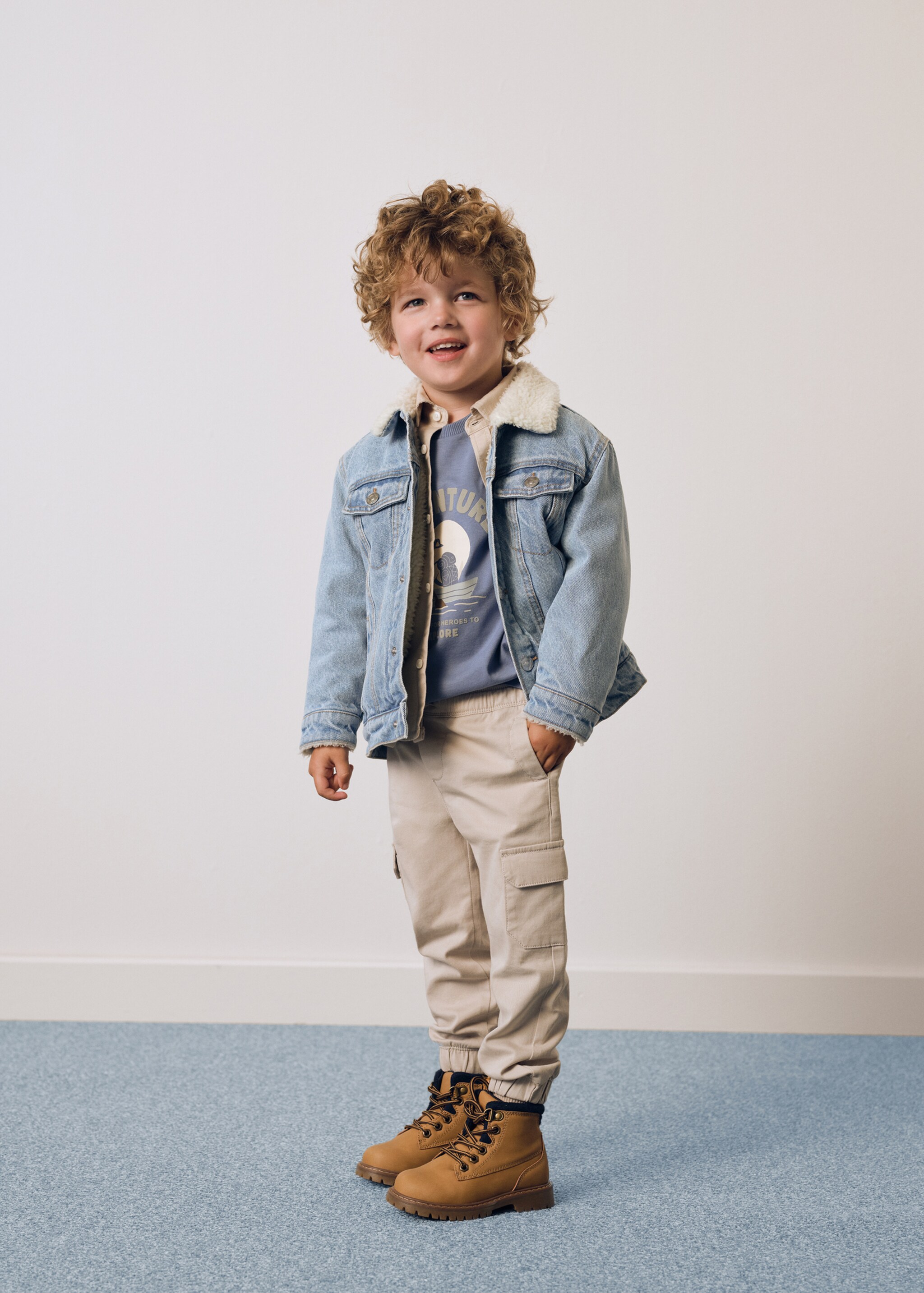 Denim jacket with shearling-effect lining - Details of the article 5, Light Blue. Ref: 77044772-00.