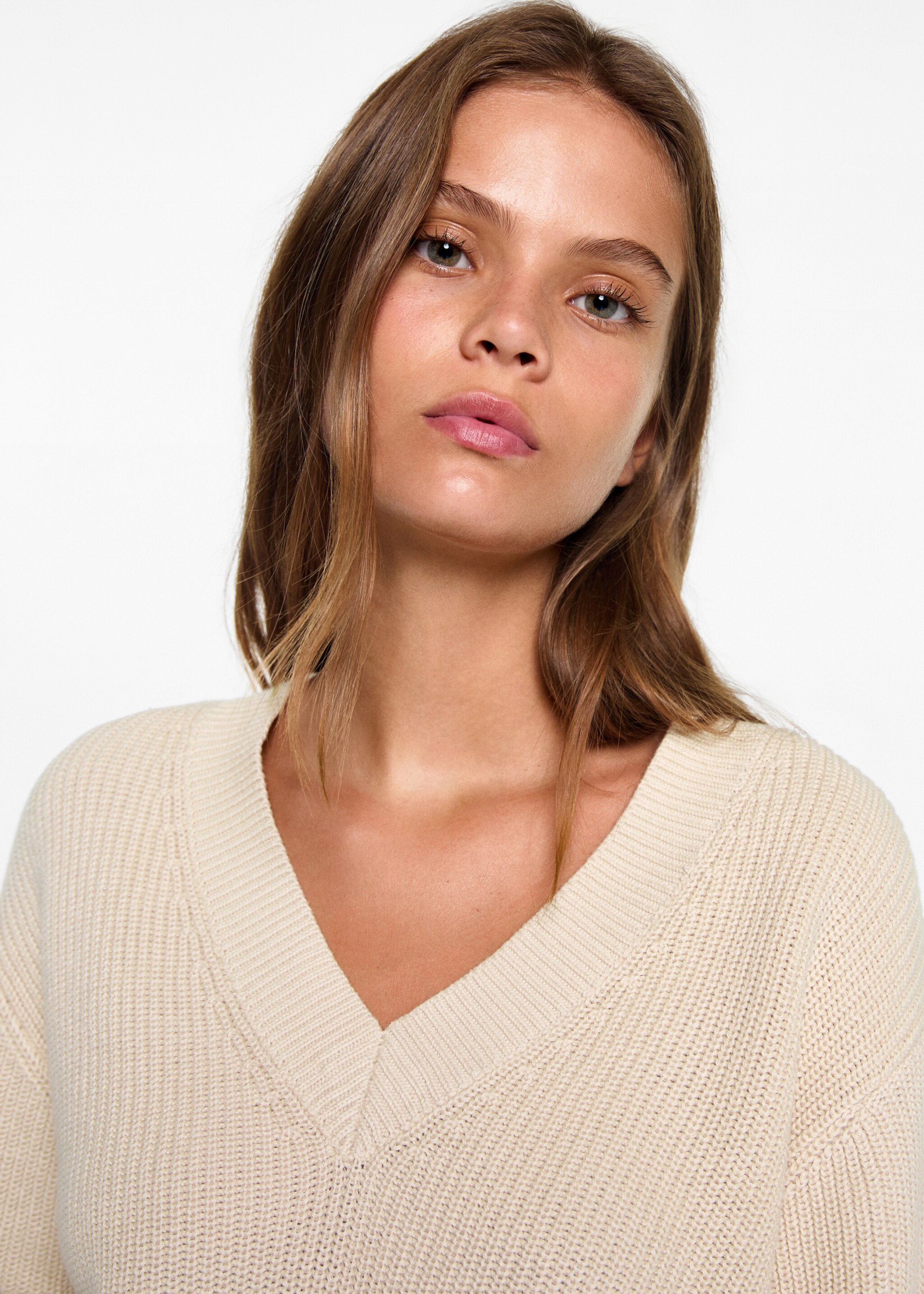 V-neck sweater - Details of the article 1, Beige. Ref: 77044786-00.