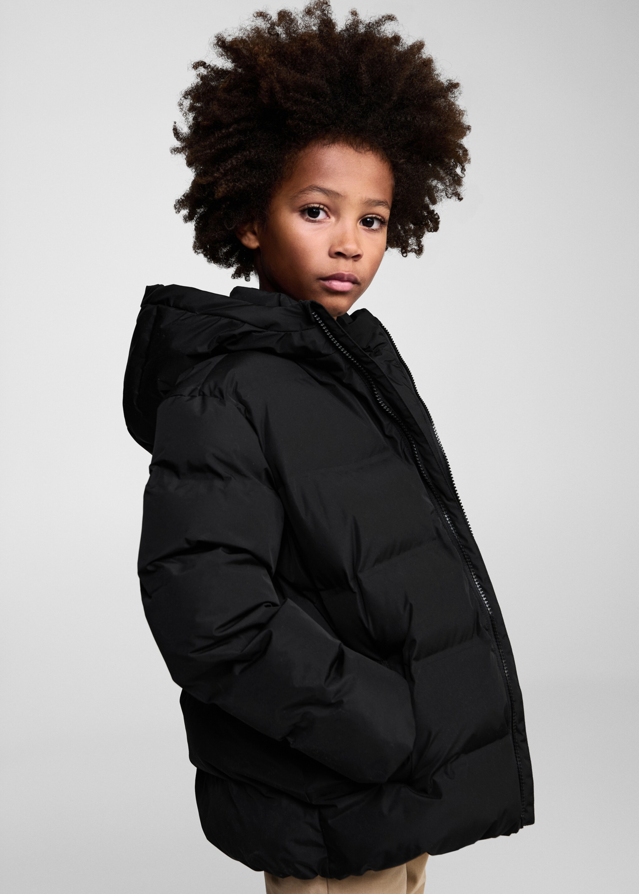 Anorak matelassé avec capuche - Plan moyen, Noir. Ref: 77045147-00.