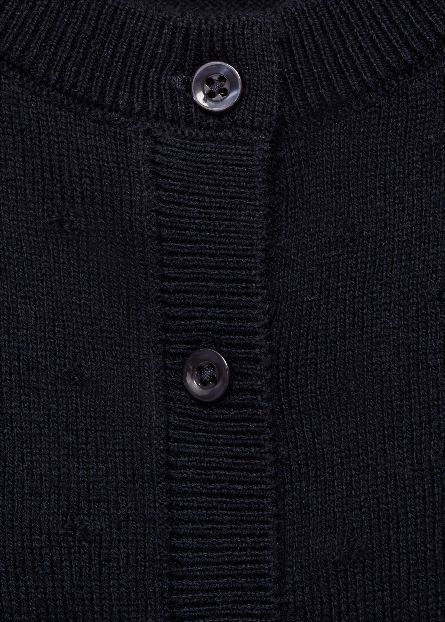 Strickjacke mit Knöpfen - Detail des Artikels 8