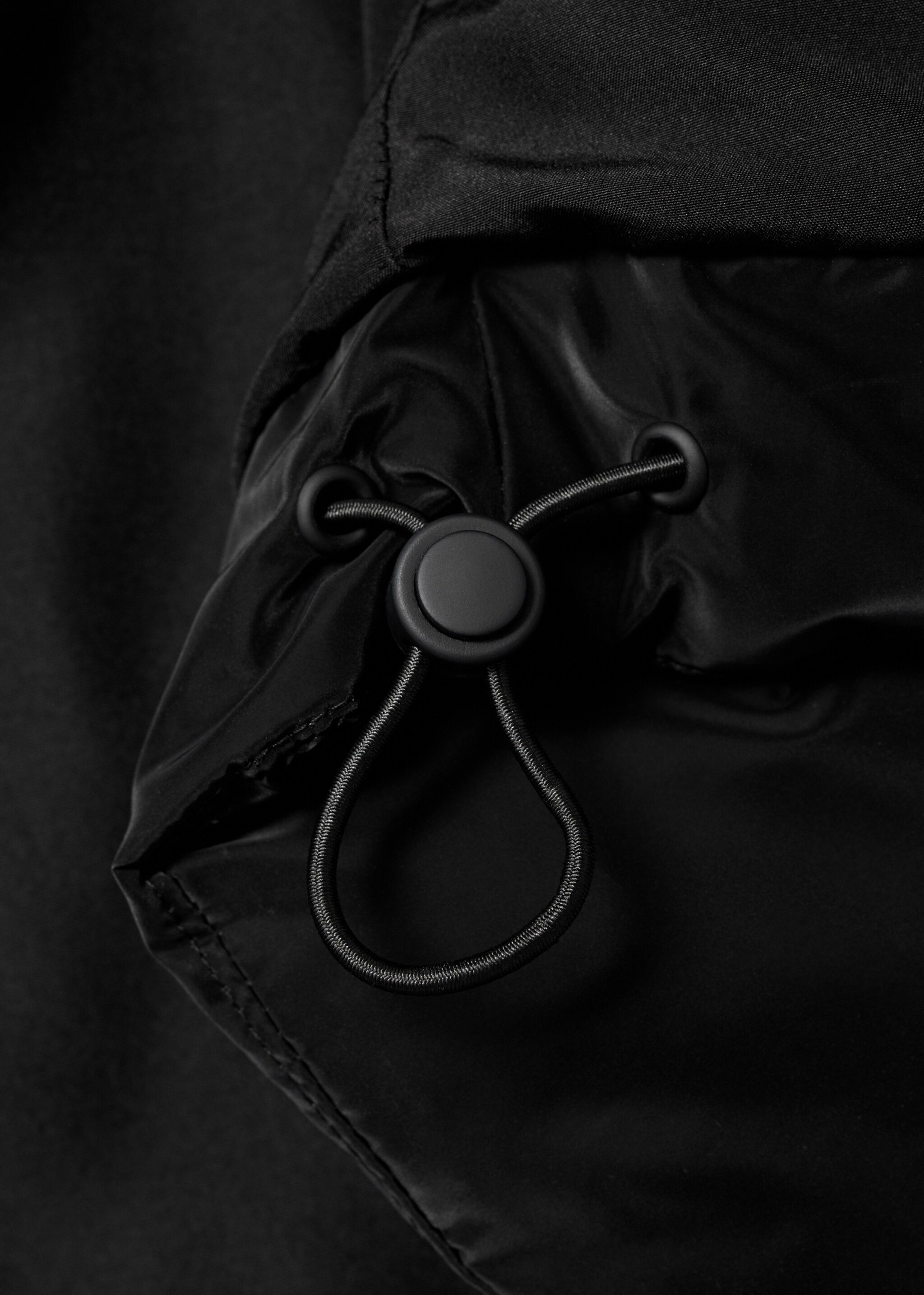Gepolsterter Anorak mit Kapuze - Detail des Artikels 0, Schwarz. Ref: 77045630-00.