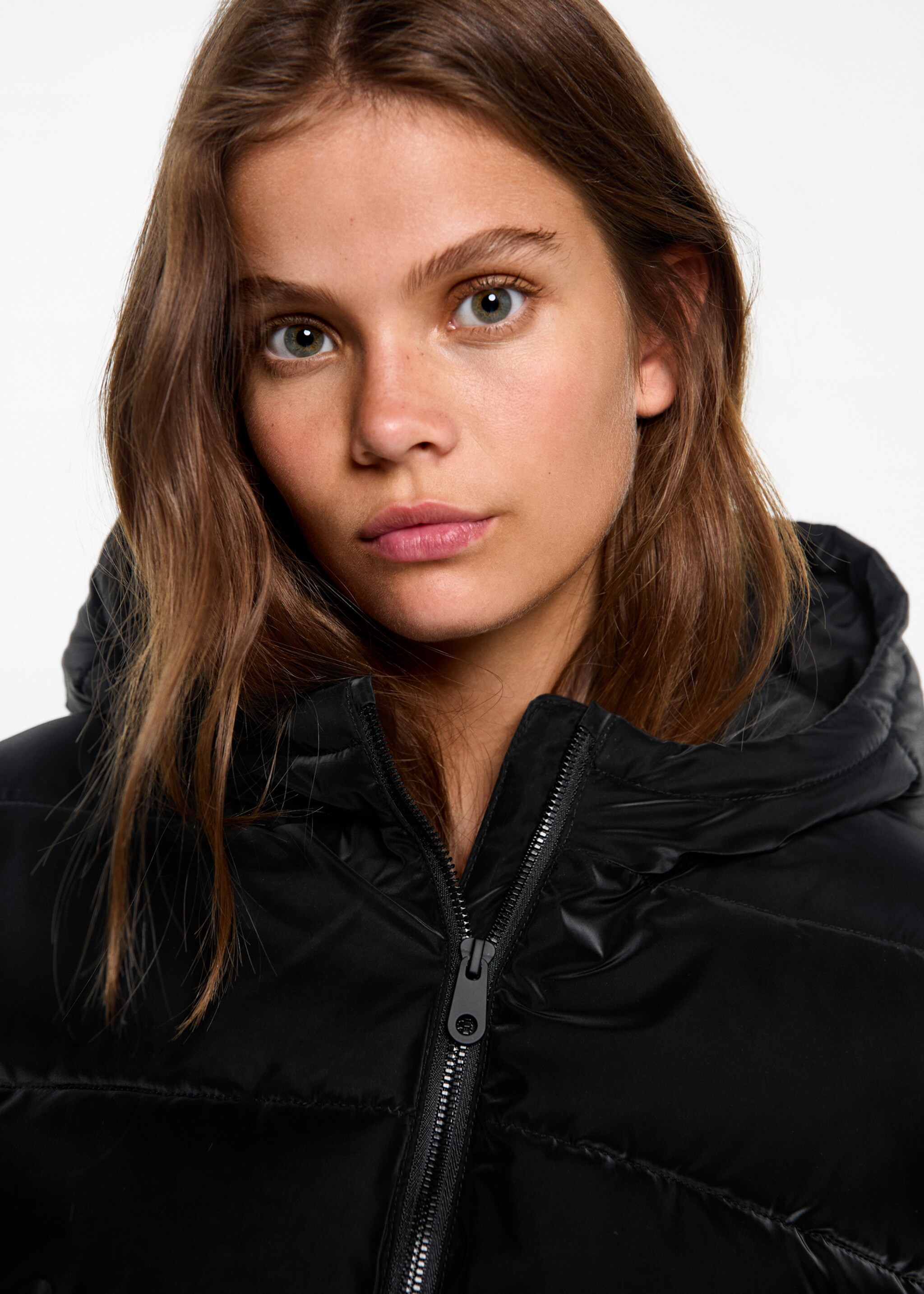 Gepolsterter Anorak mit Kapuze - Detail des Artikels 1, Schwarz. Ref: 77045630-00.