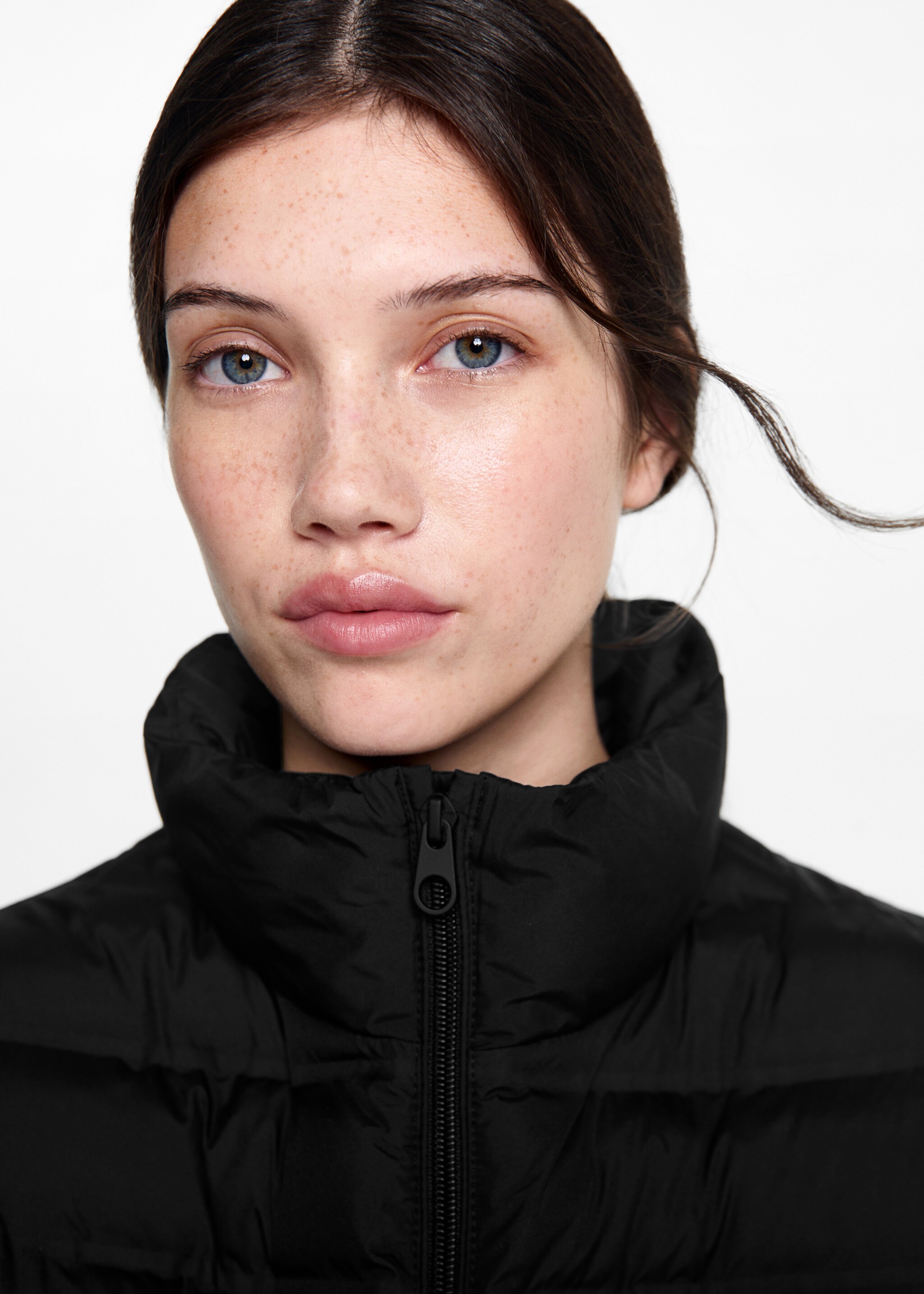 Quilted gilet - Details of the article 1, Black. Ref: 77045631-00.