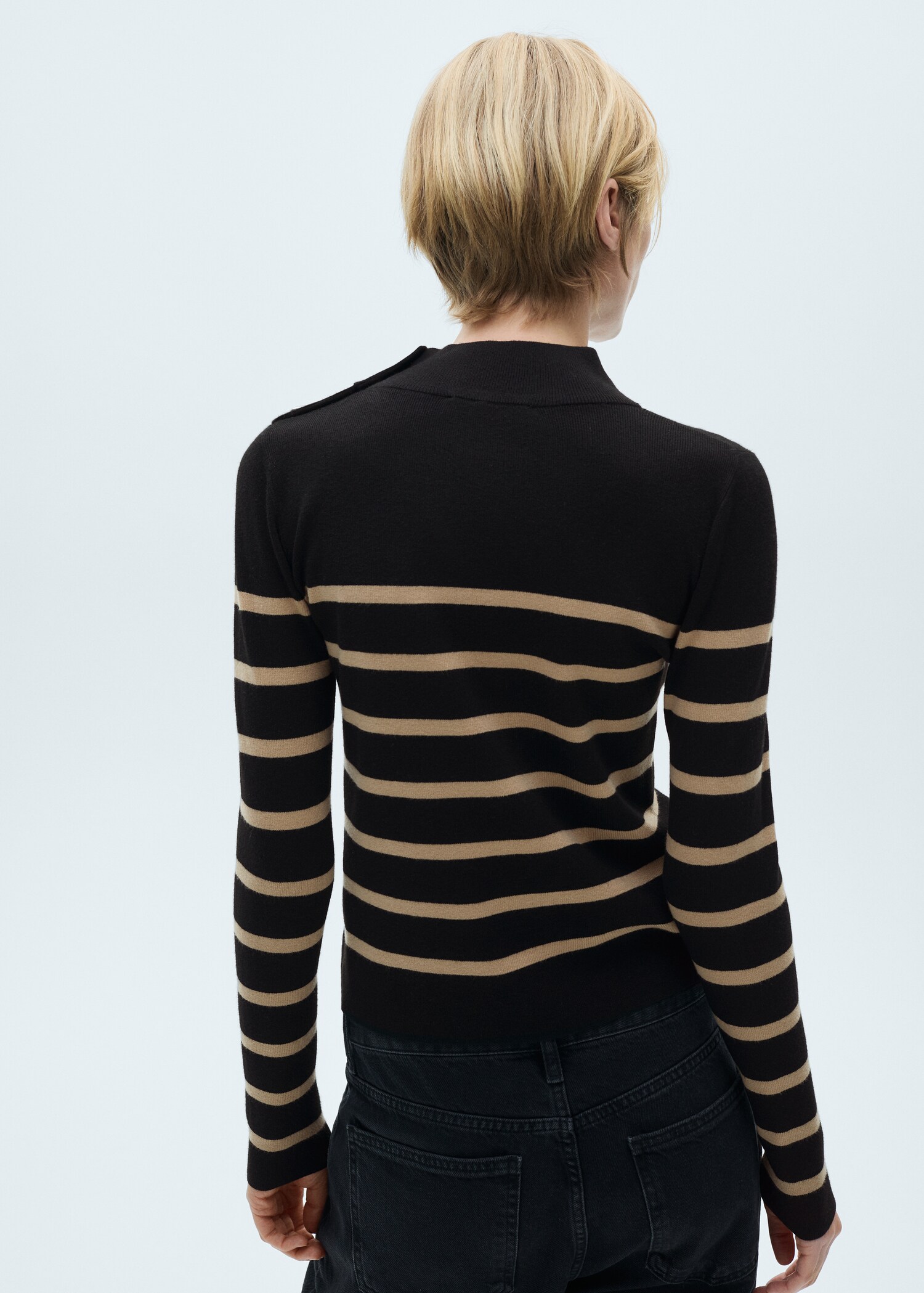 Sweater with shoulder buttons - Reverse of the article
