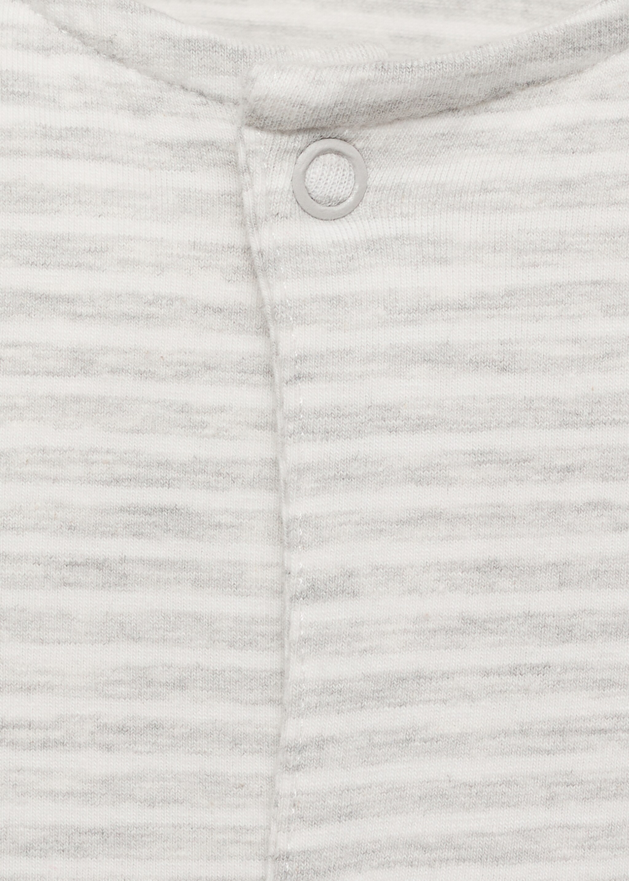 Pijama às riscas - Pormenor do artigo 8