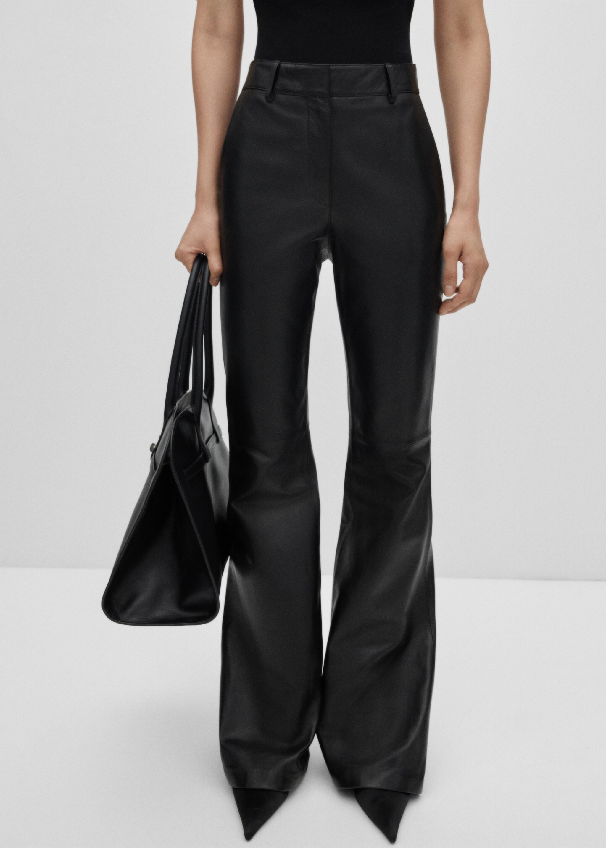 Flared leather trousers - Medium plane, Black. Ref: 77045656-00.