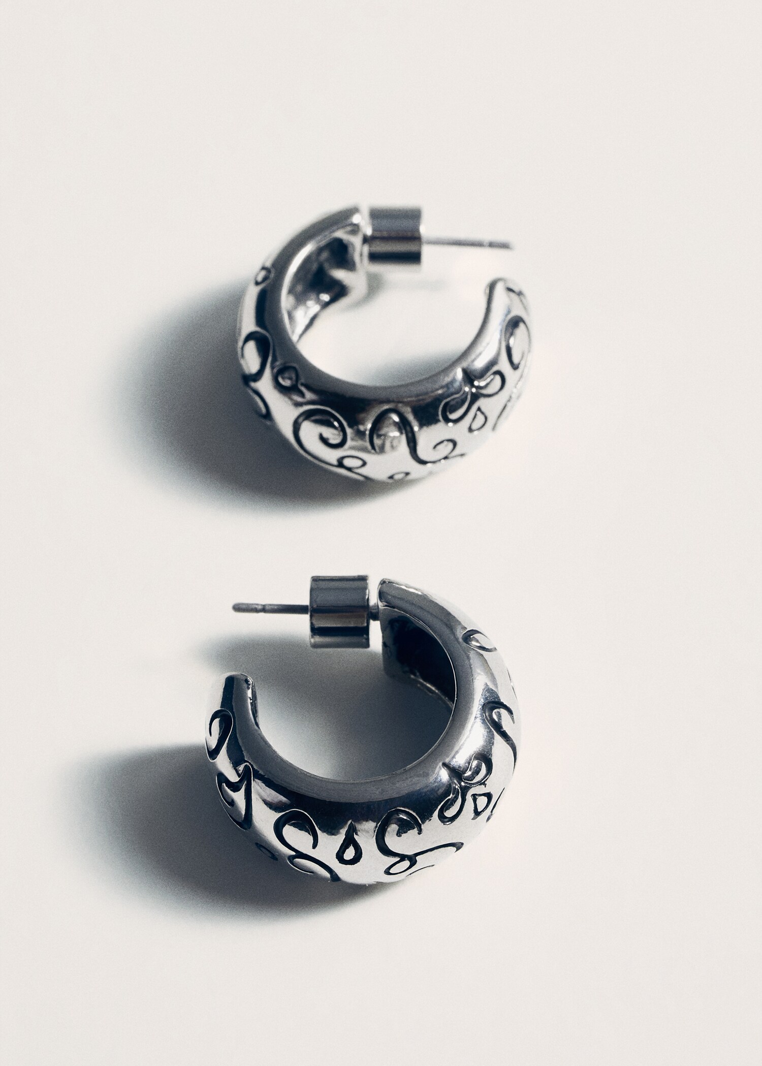 Textured hoop earrings - Details of the article 5