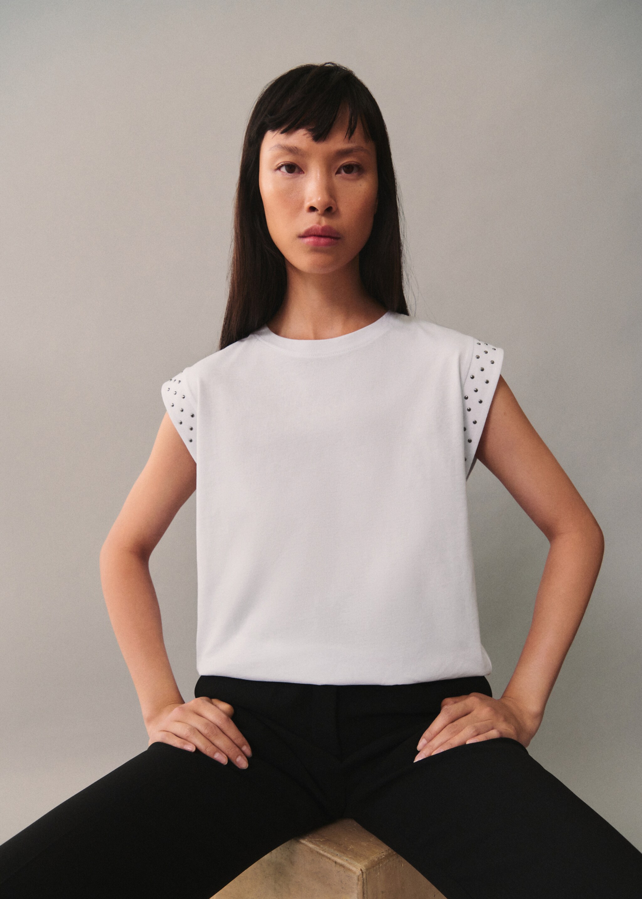 Ärmelloses T-Shirt mit Nieten - Mittlere Ansicht, Weiß. Ref: 77045669-00.