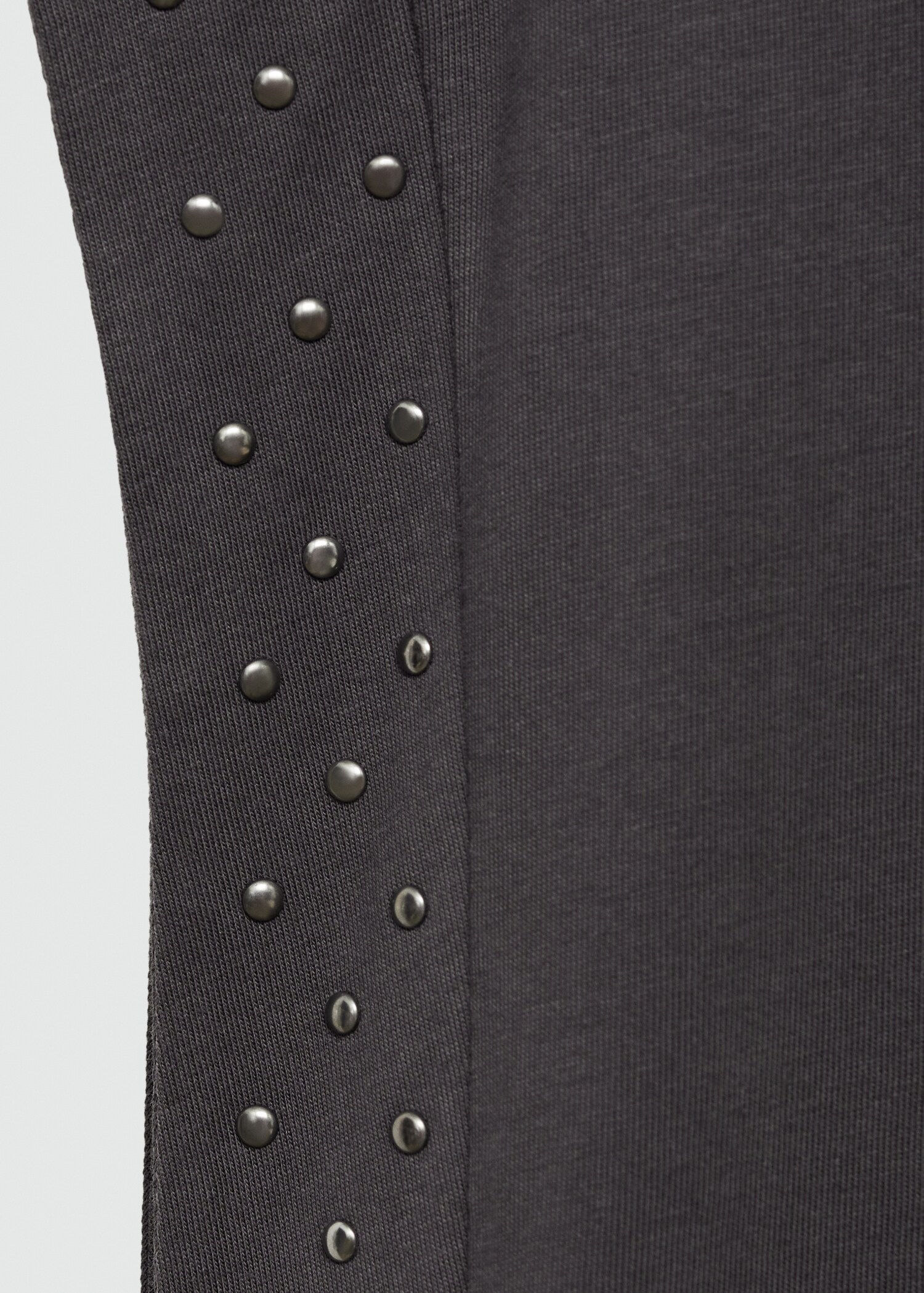 Ärmelloses T-Shirt mit Nieten - Detail des Artikels 8