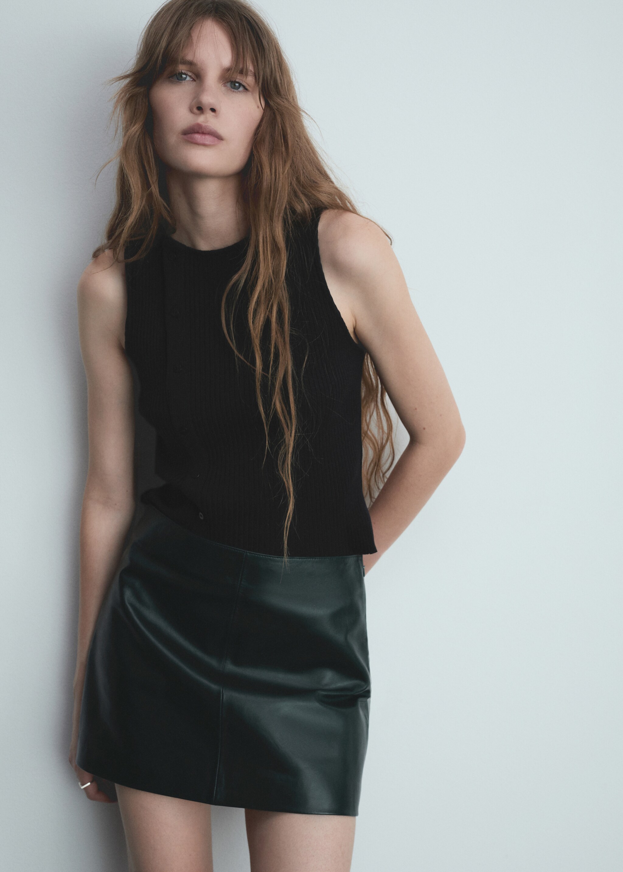 Knitted top with side buttons - Medium plane, Black. Ref: 77045670-00.